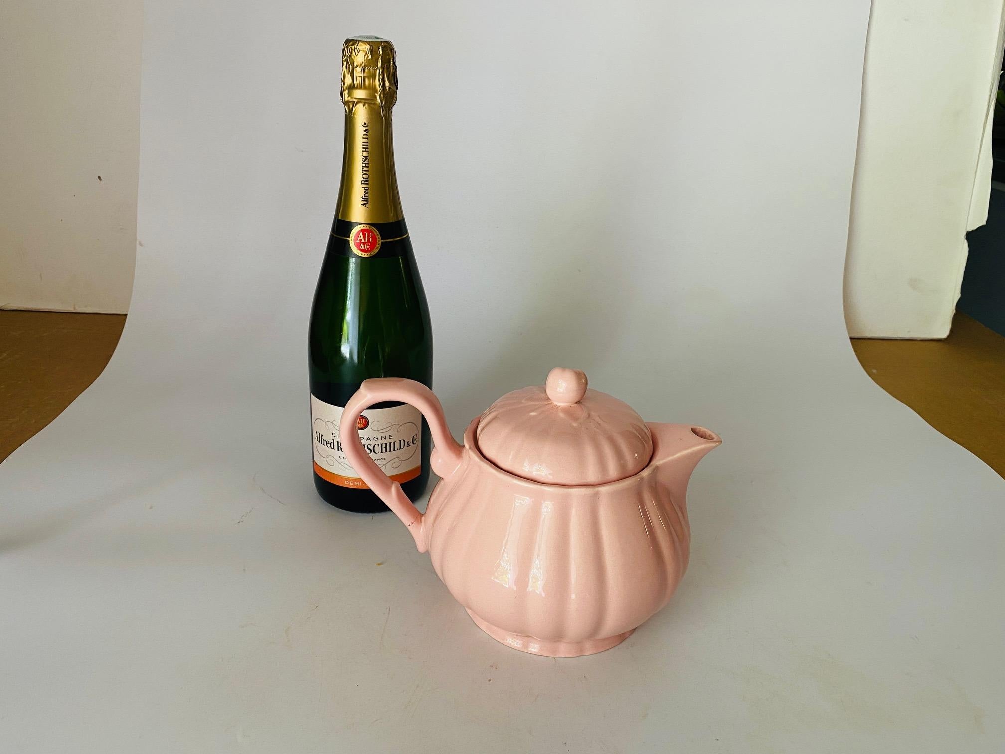 Teapot Les Salins France
 Teapot, designed circa 1950, manufactured circa 1950.
Caramic Pink finish, Ceramic handle.