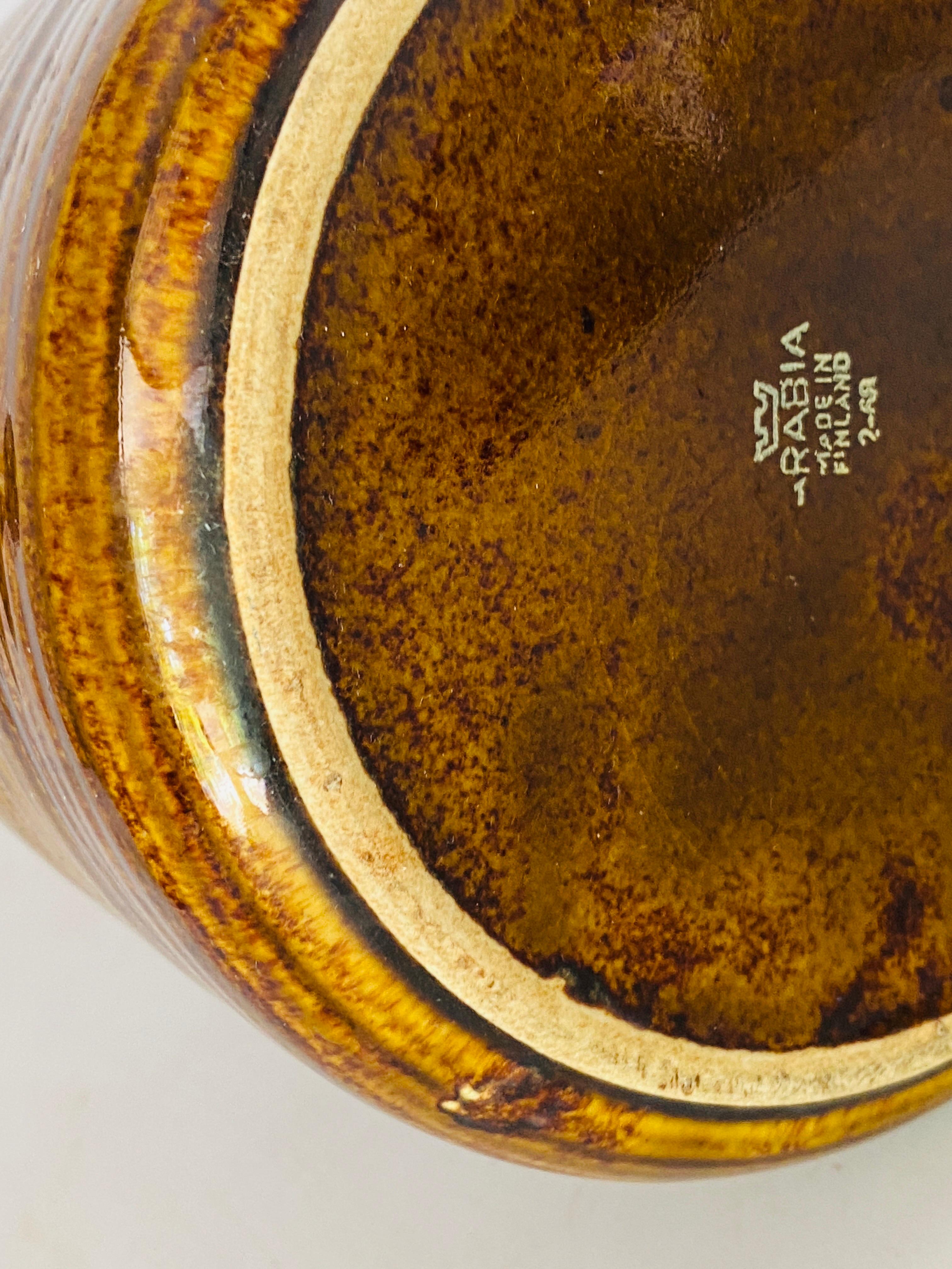 Vernissé Théière en faïence émaillée pour Arabia of Finland de couleur Brown Midcentury en vente