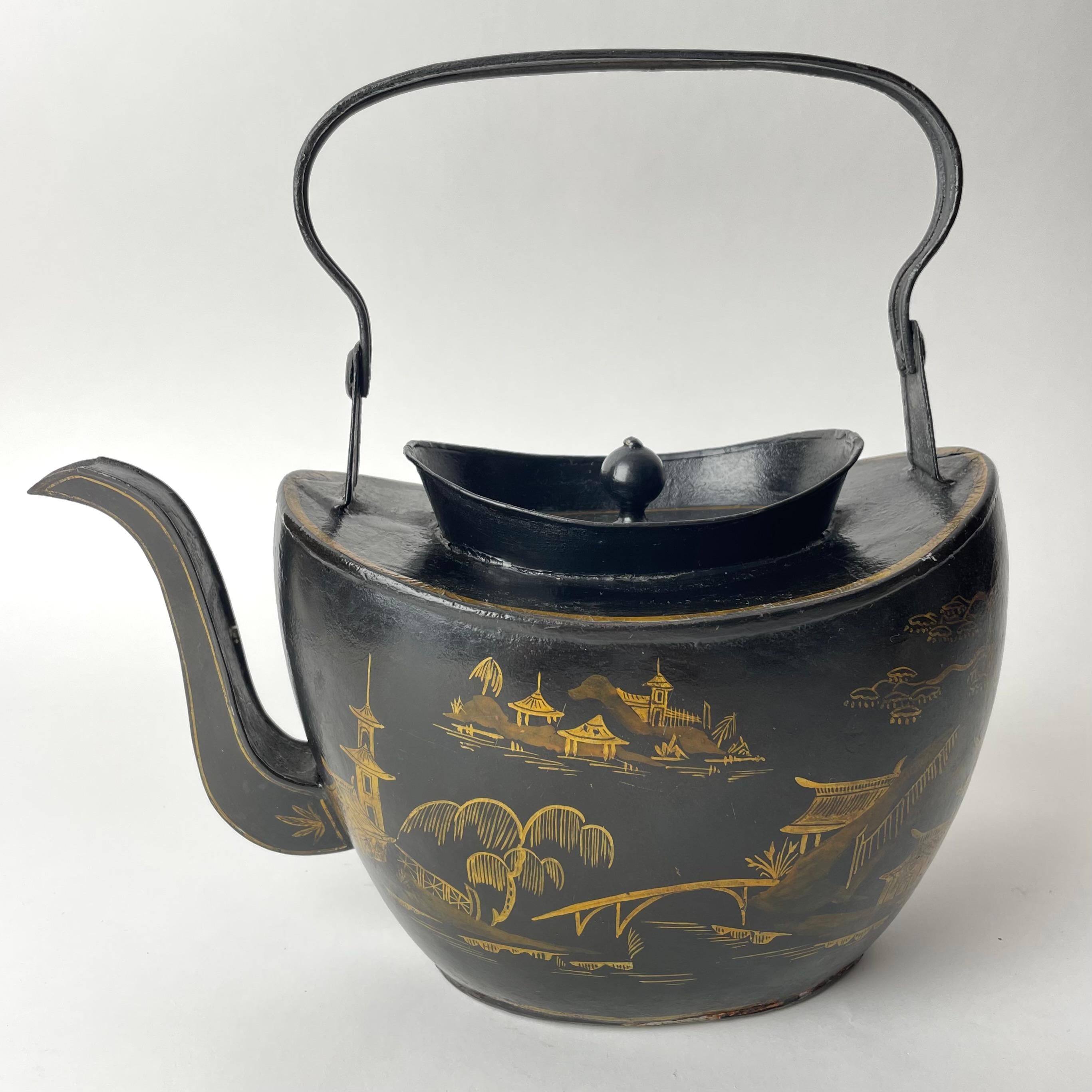 Belle théière en étain peint avec des décorations chinoises. George III, fin du XVIIIe siècle. Très bon état d'origine avec une belle patine. La théière ne doit pas être utilisée pour un usage régulier car elle présente de la rouille et des trous