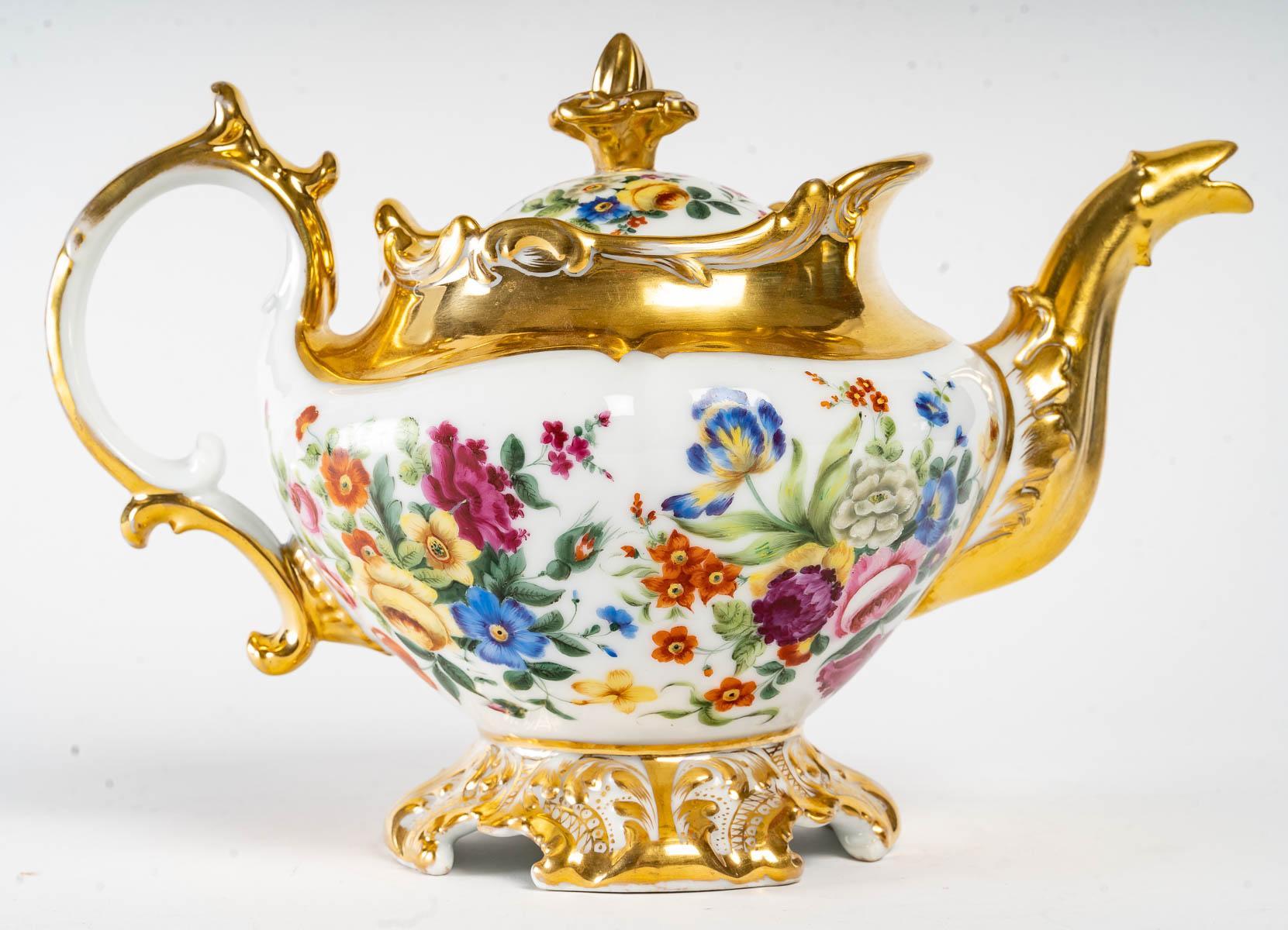 Teapot in Paris Porcelain, 19th Century In Good Condition For Sale In Saint-Ouen, FR