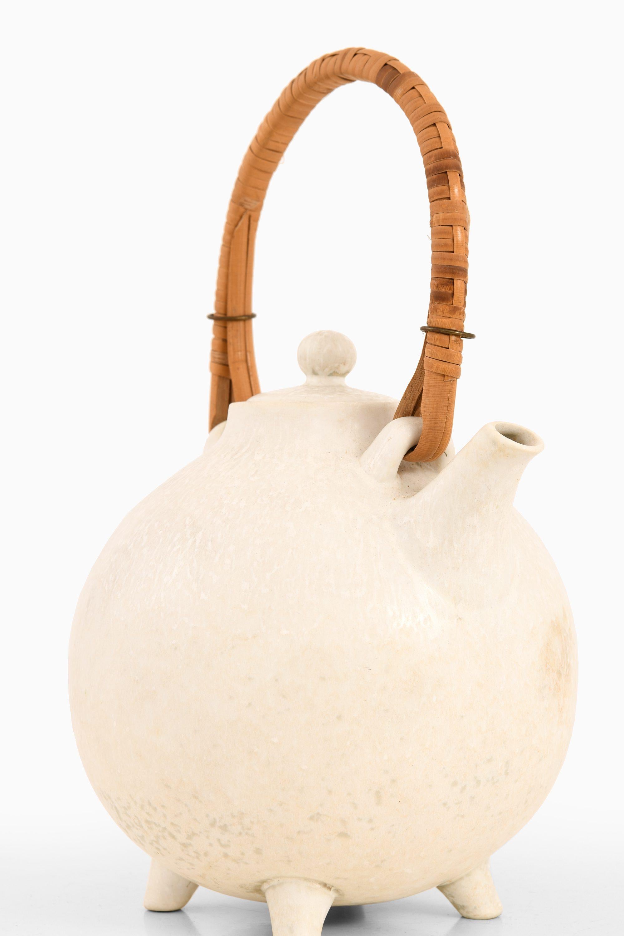 Teapot in Stoneware and Cane by Gunnar Nylund, 1960’s

Additional Information:
Material: Stoneware, cane
Style: Mid century, Scandinavian
Produced by Rörstrand in Sweden
Dimensions (W x D x H): 16 x 14 x 24 cm
Condition: Good vintage condition, with