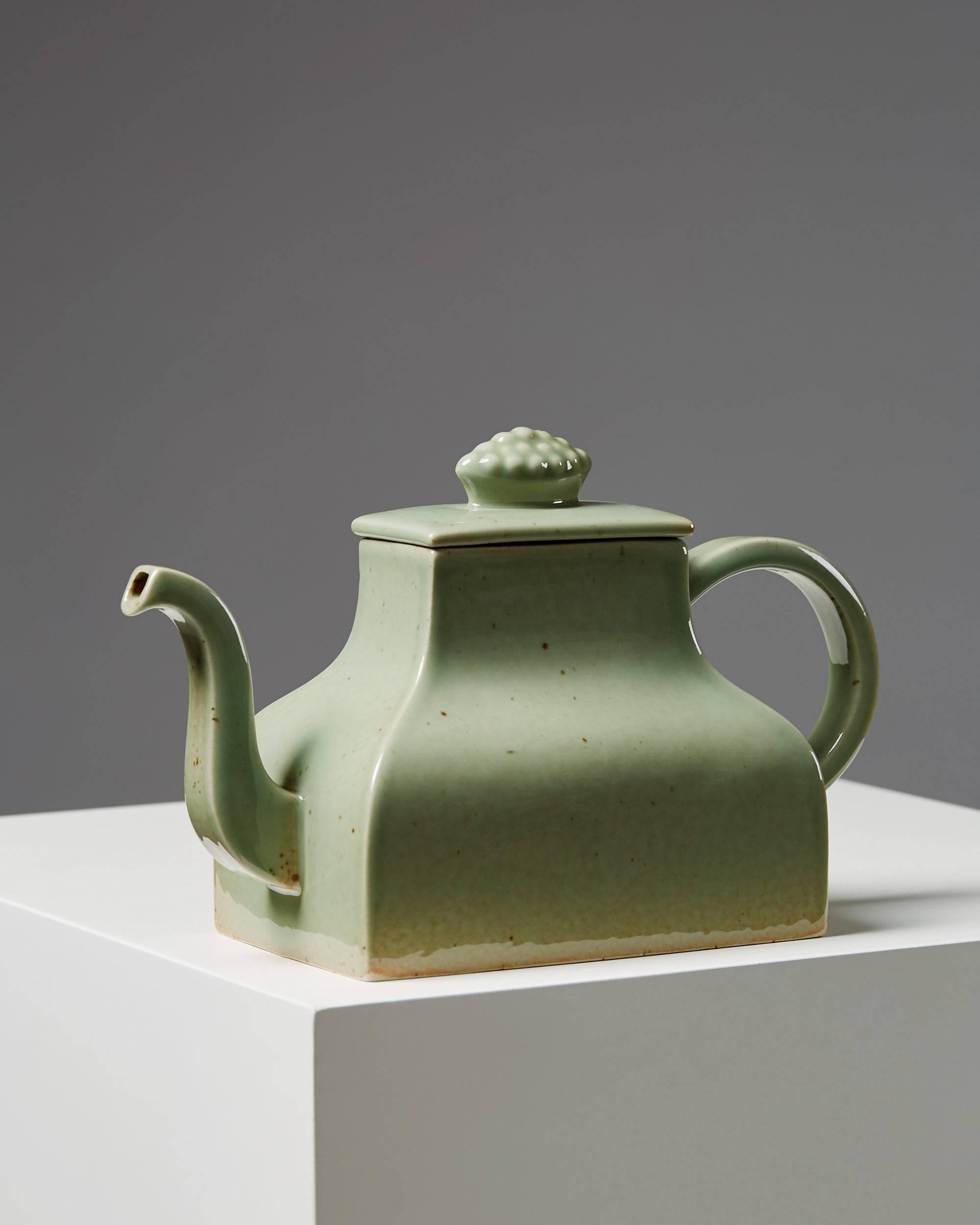 Teapot Kinesen designed by Signe Persson Melin for Rörstrand,
Sweden, 1970s.

Measures: H 16 cm/ 6 1/4
