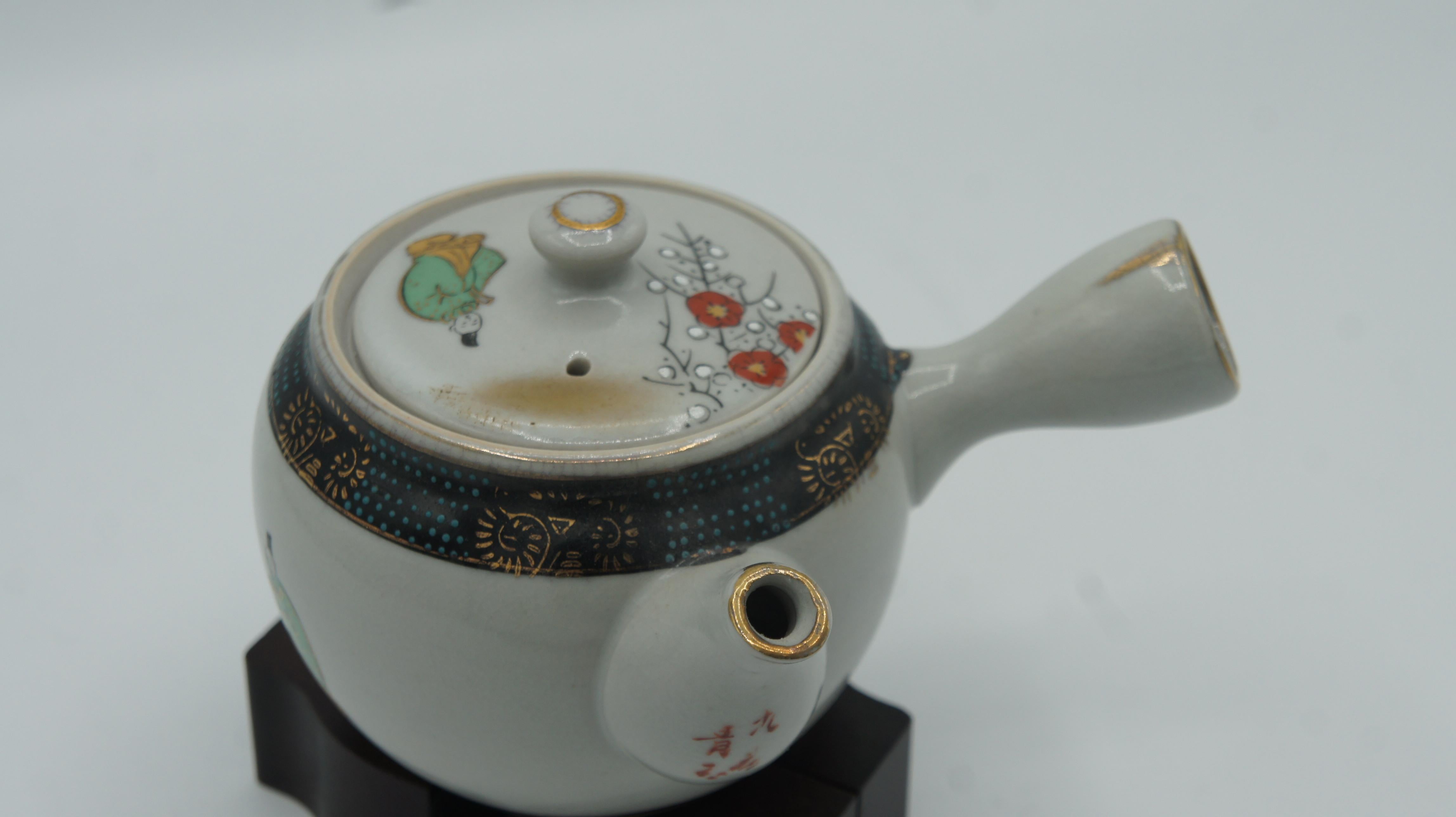 Details-
Era: Showa (around 1960)
Made: in Japan
Materials: Ceramic
*This tea pot is an antique piece made in Japan. It is not a new item and may have small defects. 
If this is the case, we will try to take photos and describe them, but they