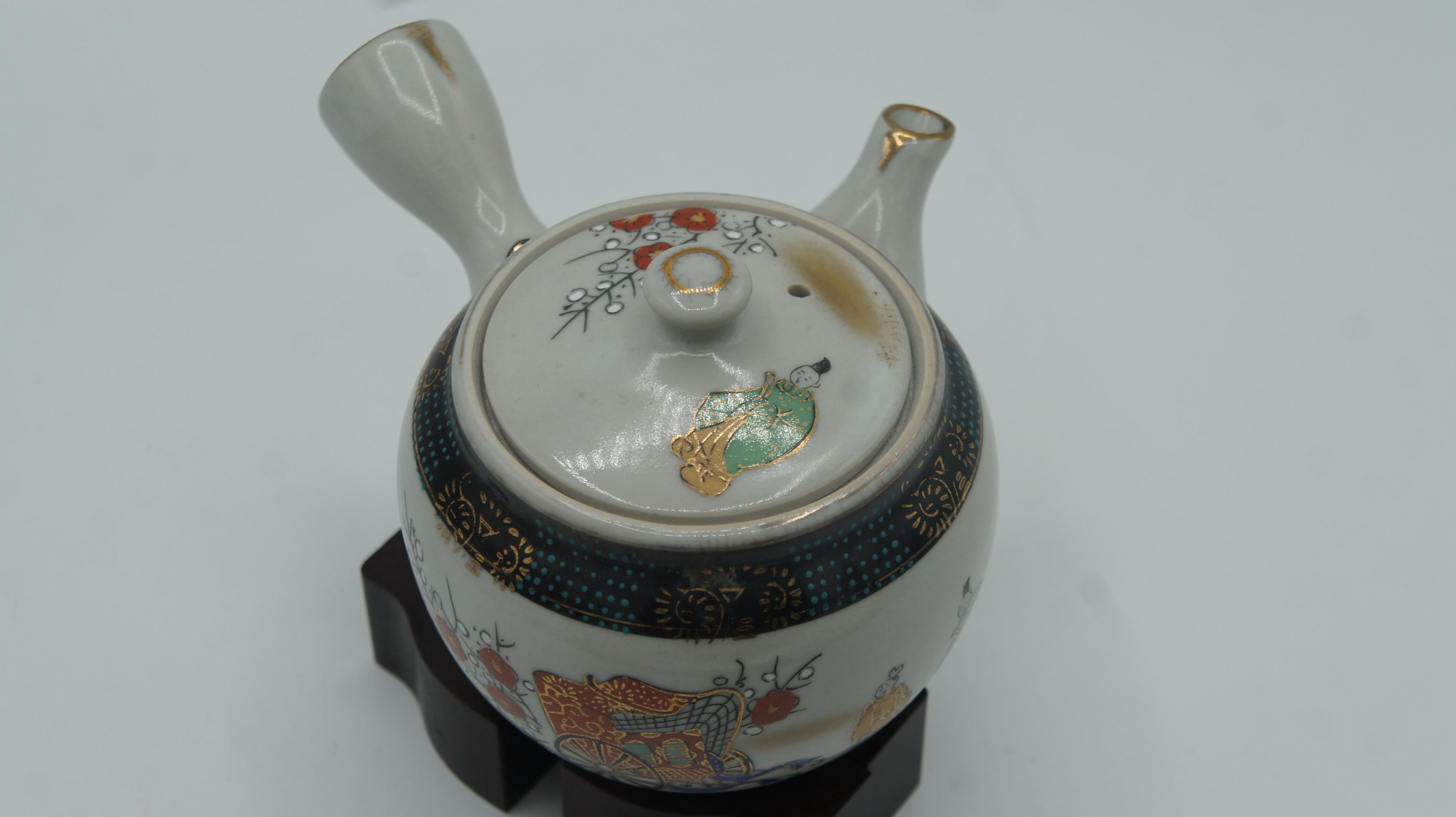 Teapot Kutani with Signature Showa Period In Excellent Condition In Paris, FR