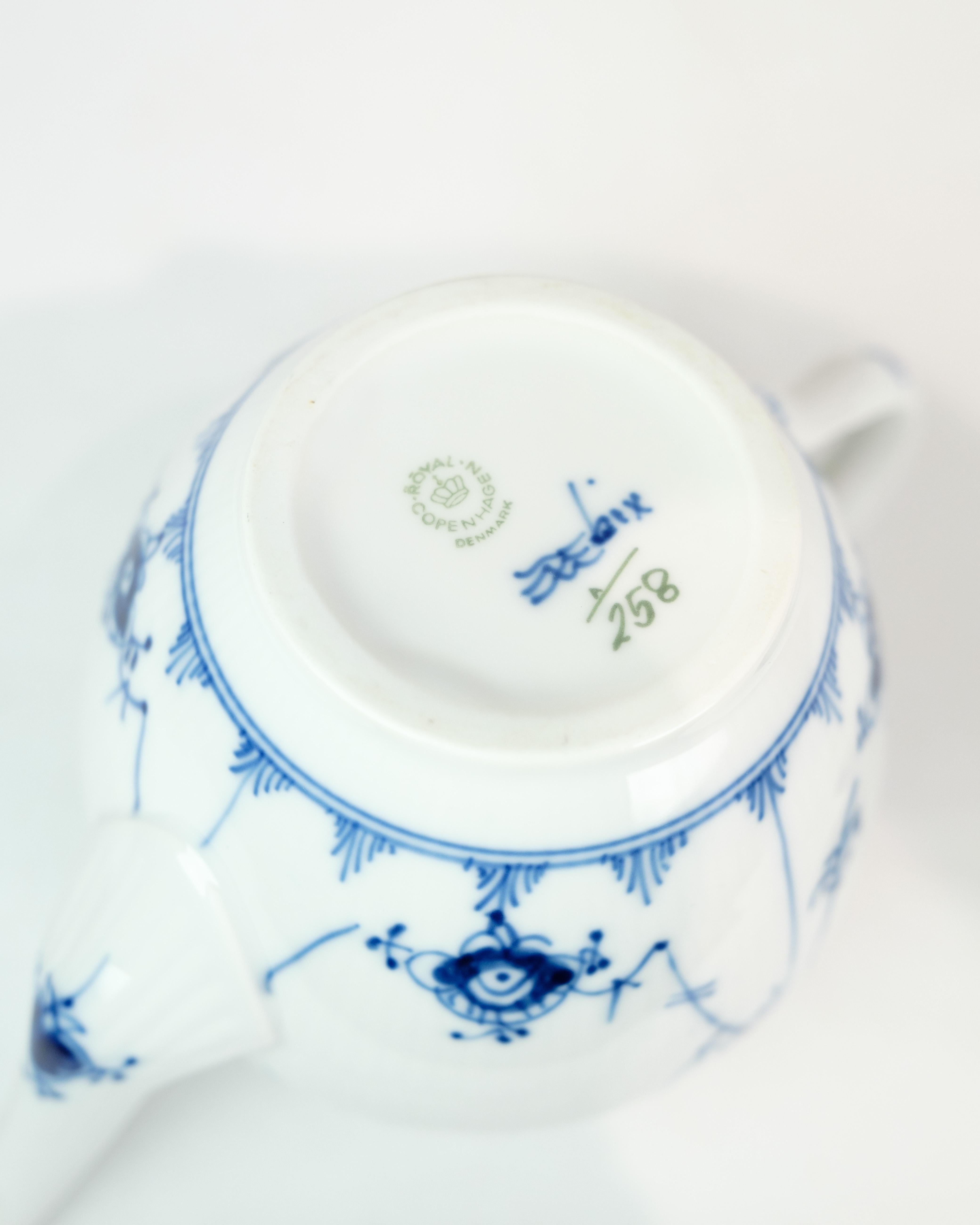 Tetera Made In Kgl. Mejillón Pintado Acanalado De Royal Copenhagen De Los Años Treinta Porcelana en venta