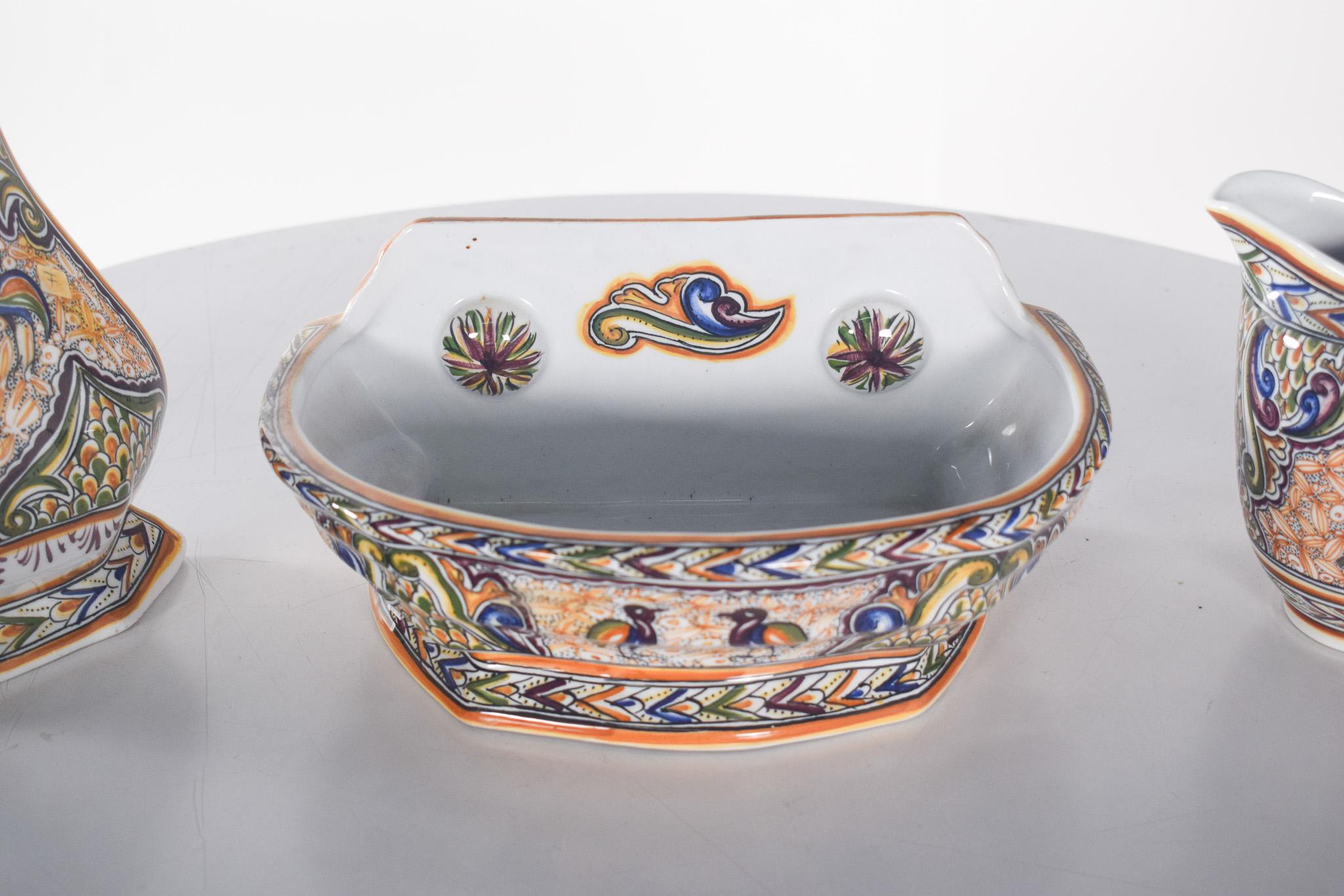 Teiera, saliera e brocca con rubinetto in maiolica Conimbriga in vendita 3