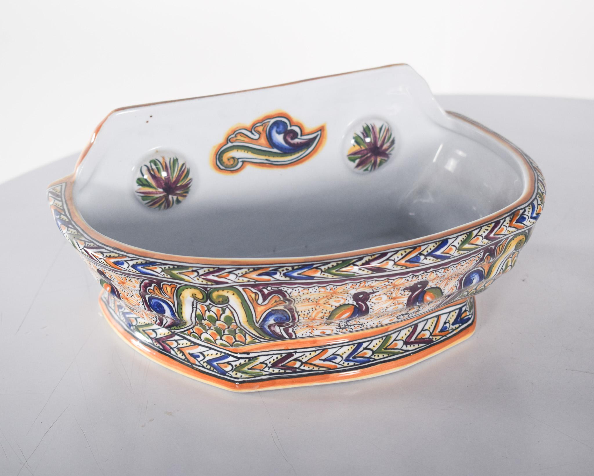Teiera, saliera e brocca con rubinetto in maiolica Conimbriga. Decorazione policroma con motivi dettagliati di figure animali e persone. Questa decorazione ha un'influenza araba, ispirata alle ceramiche tradizionali del XV secolo, dove predominano i