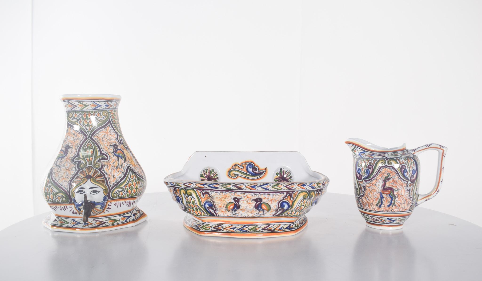 Teiera, saliera e brocca con rubinetto in maiolica Conimbriga in vendita 1