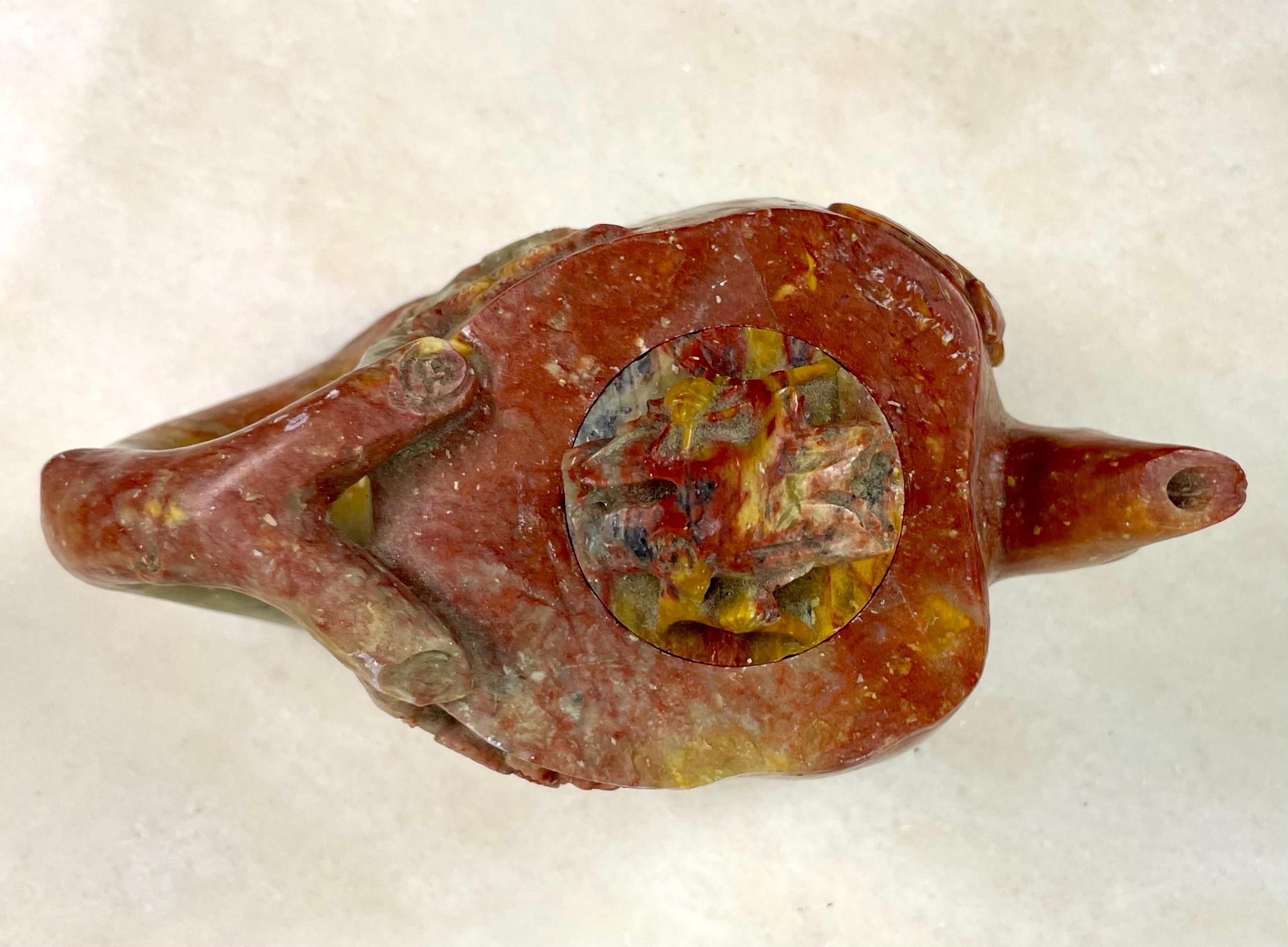 Vertedor en forma de tetera, piedra de Shoushan (esteatita), China, Siglo XIX Qing Tallado a mano en venta