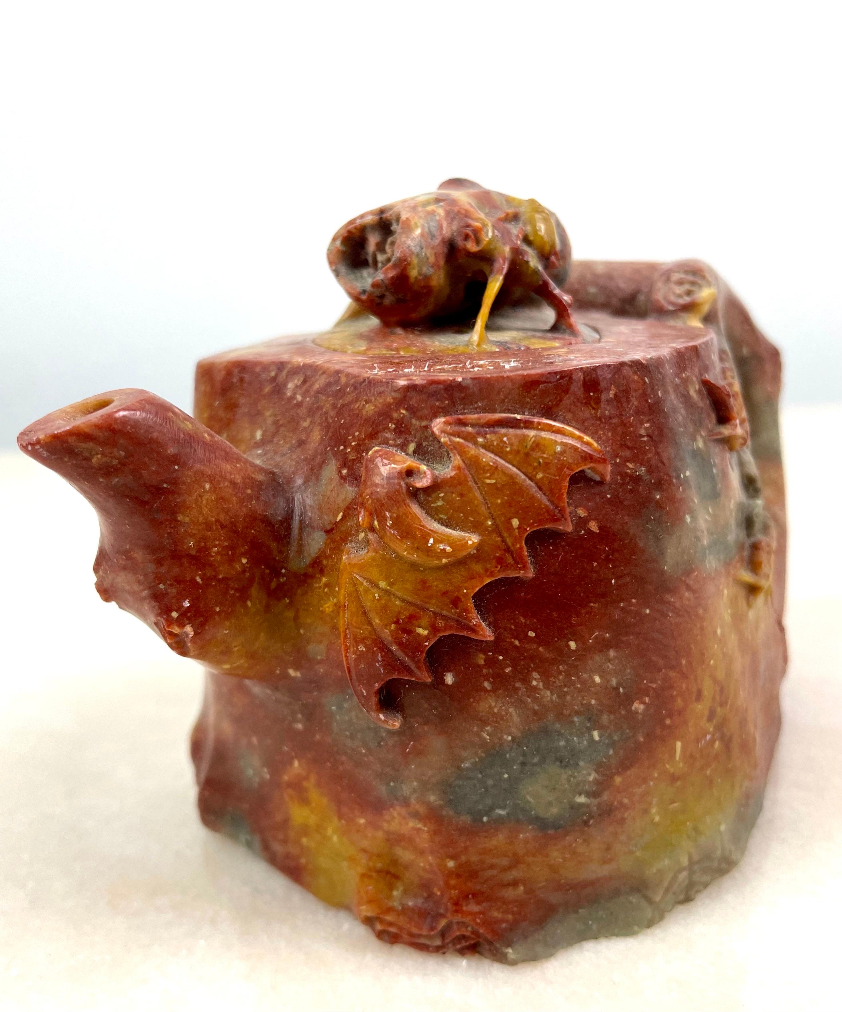 Vertedor en forma de tetera, piedra de Shoushan (esteatita), China, Siglo XIX Qing Esteatita en venta