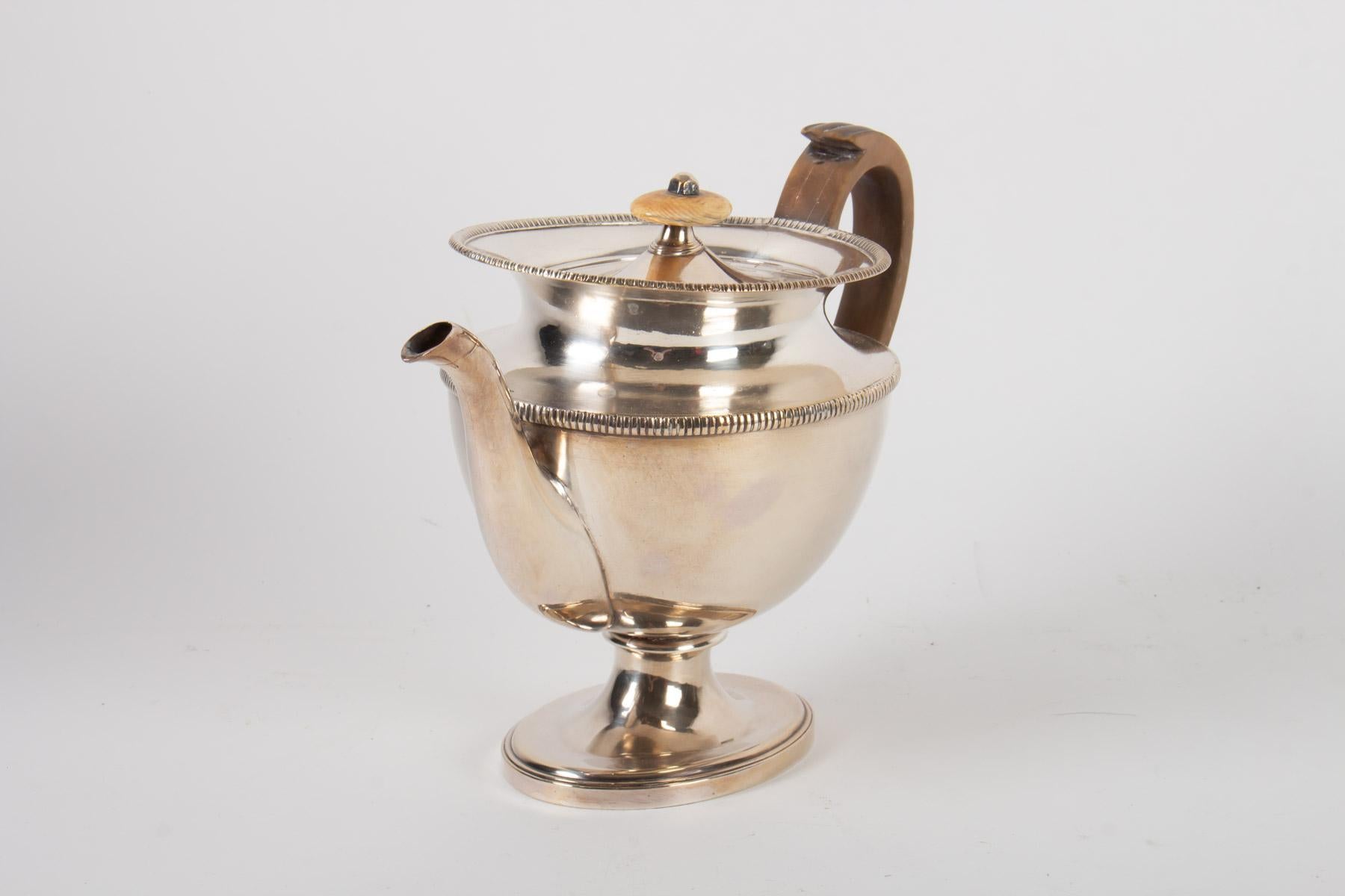 Teapot, silver metal, 19th century antiquity, Empire period, carved wood handle
Measures: H 20cm, W 14cm, D 30cm.