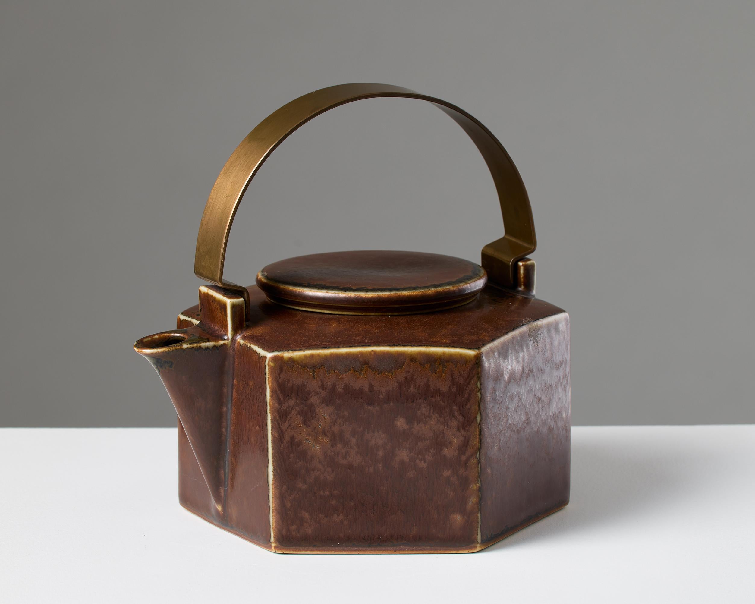 Teapot, “Six-sided”, designed by Signe Persson-Melin, Rörstrand, Sweden, 1950s.

Stoneware.

H: 17.5 cm / 6 7/8