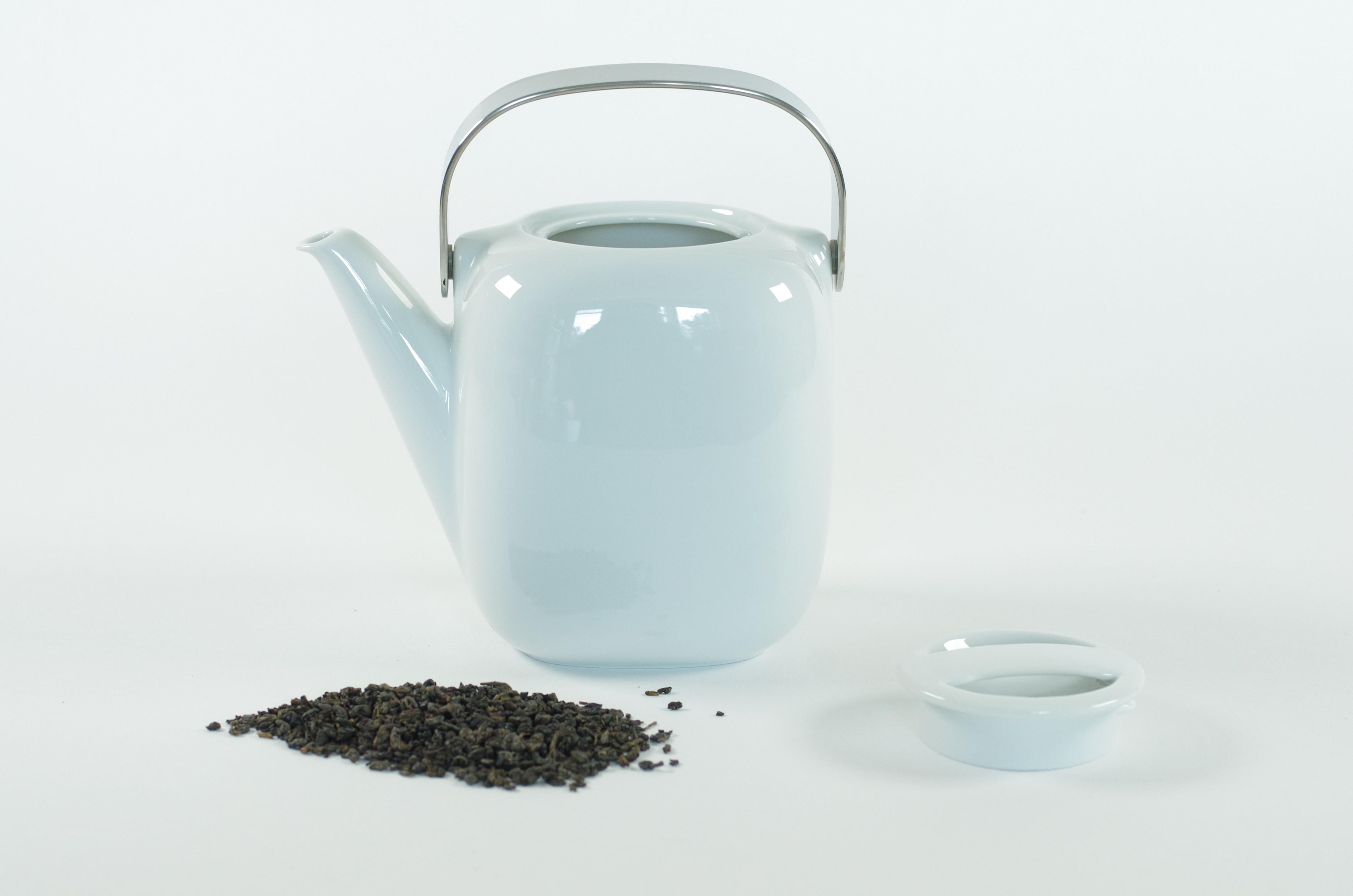 Product description:
This teapot, desinged by the renowned Timo Sarpaneva in 1974  shows exactly what functional design is all about. The whole Suomi series, inspired in form by smooth polished river stones, is a lesson in unpretentious elegance.