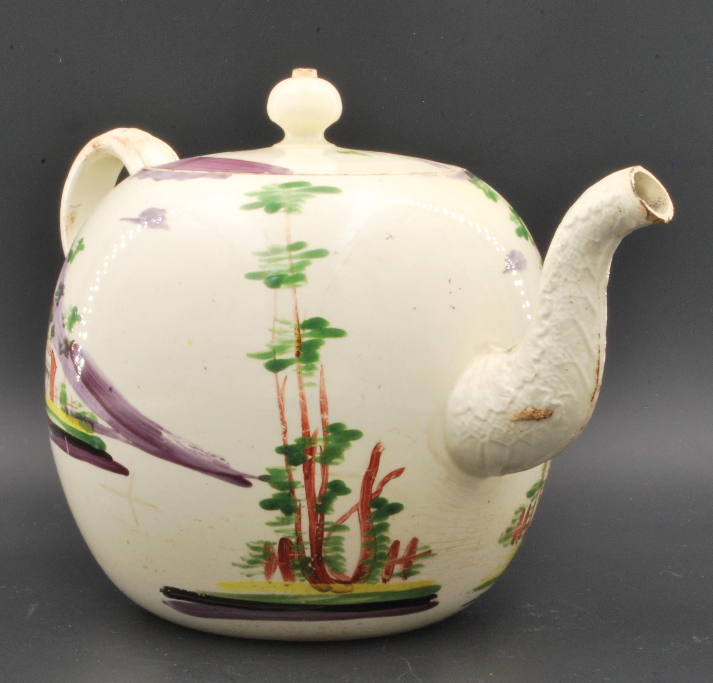 Teekanne, mit naive Hirtin, Wedgwood, um 1770 (Geformt) im Angebot