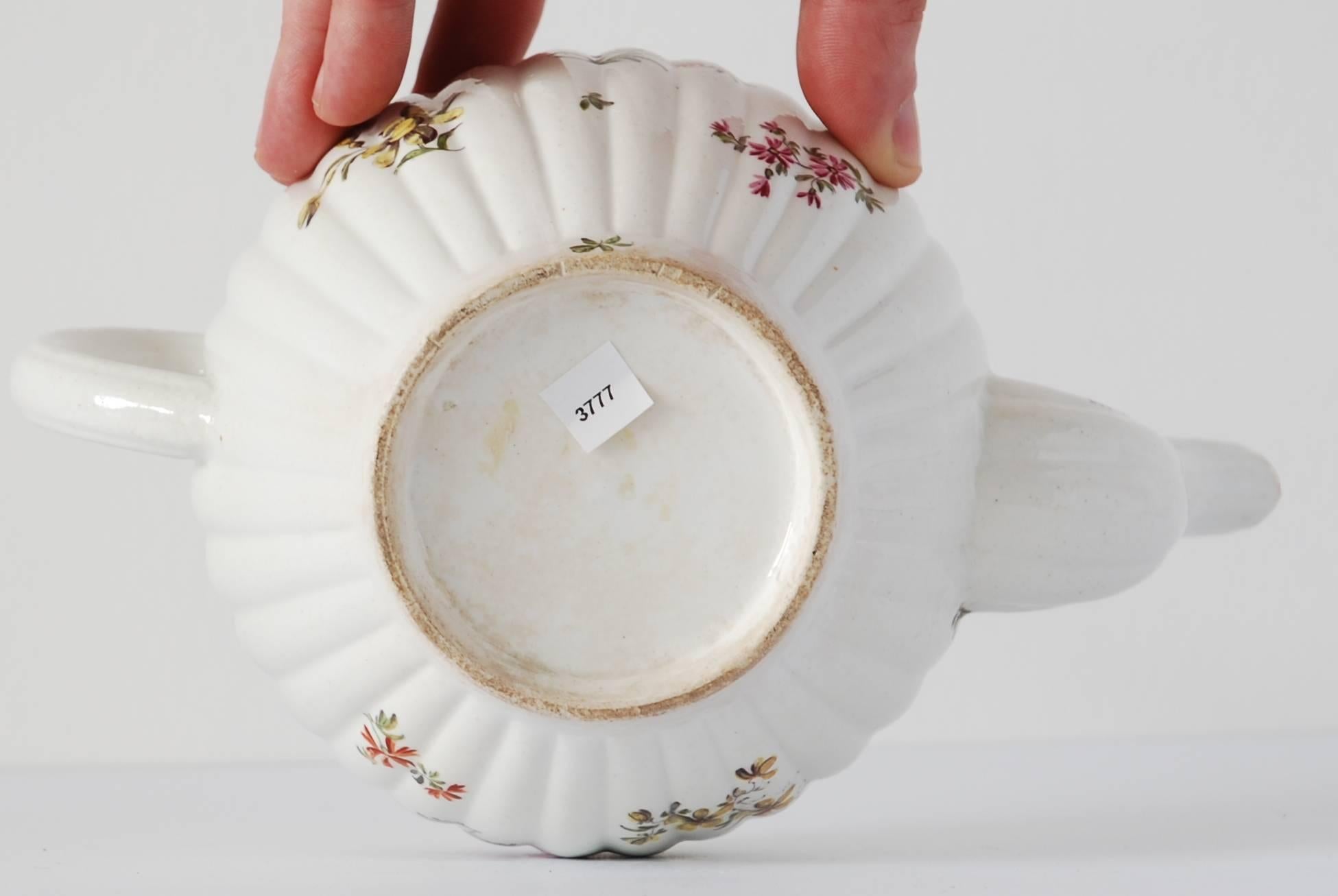 Teapot, Derby Porcelain Works, circa 1776 In Excellent Condition In Melbourne, Victoria