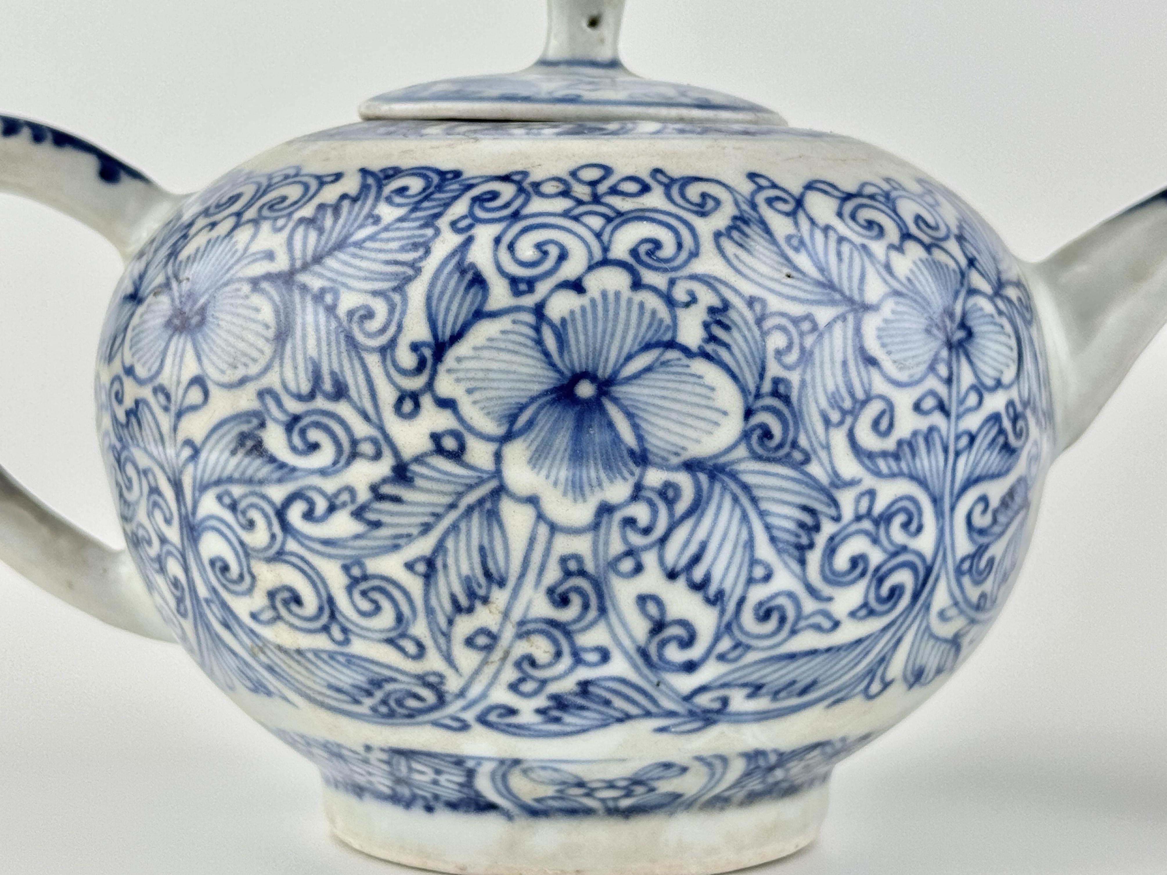 XVIIIe siècle et antérieur Théières avec couvercle du bateau de Mau, Dynastie Qing, règne de Yongzheng en vente