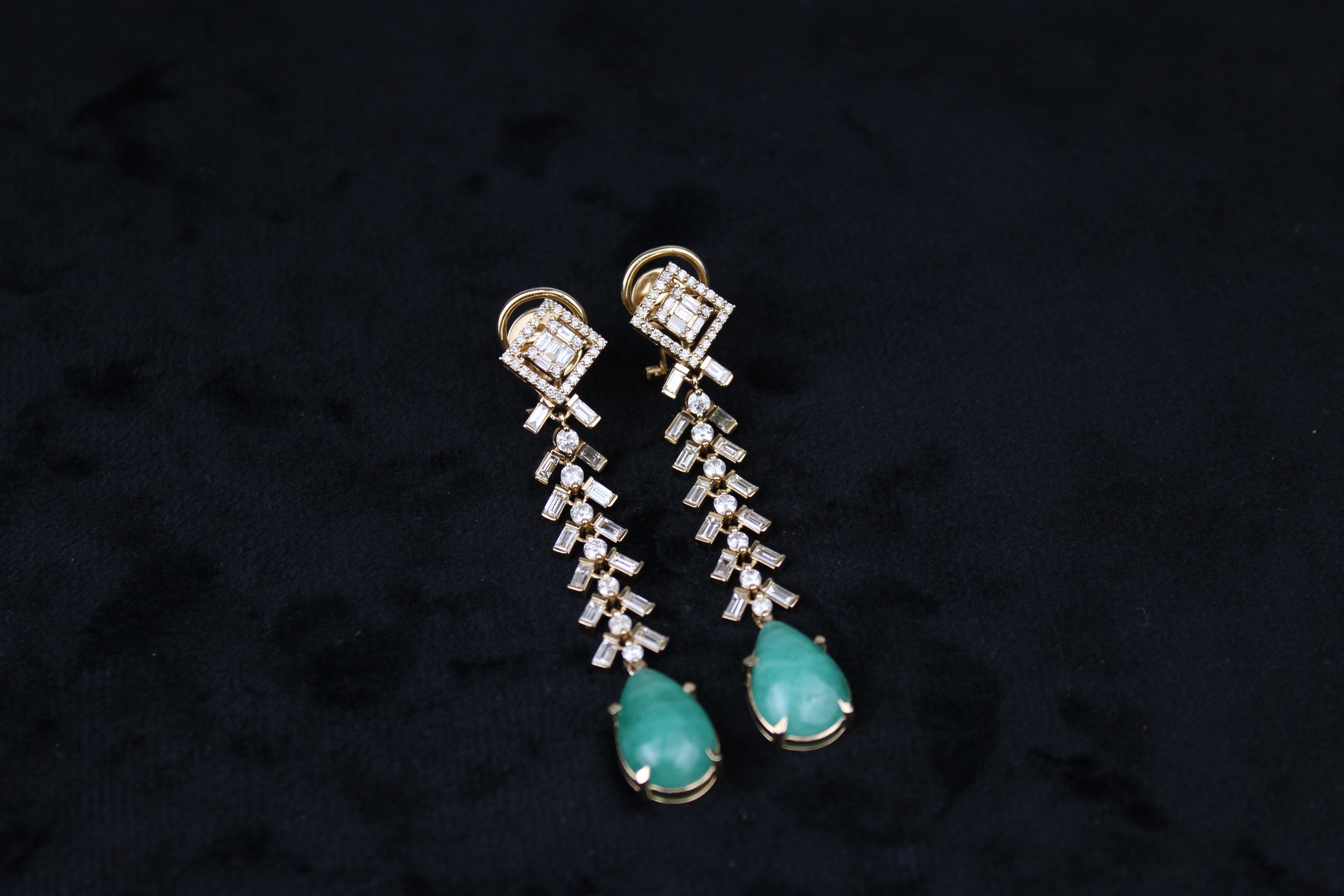 Tear Drop Emerald Gemstone and Diamond Earrings in 18k Solid Gold In New Condition For Sale In New Delhi, DL