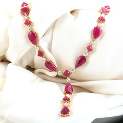 Collar de eslabones con gota de lágrima de rubí de Mozambique y diamantes, de oro amarillo de 18k