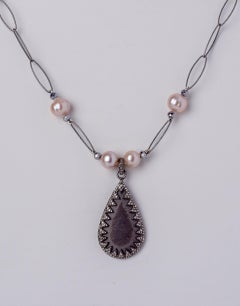 Tropfenförmiger Anhänger mit Diamanten an einer feinen ovalen Kette aus Sterlingsilber mit Blush-Perlen