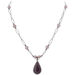 Colgante gota de lágrima con diamantes en cadena ovalada de plata de ley con perlas ruborizadas