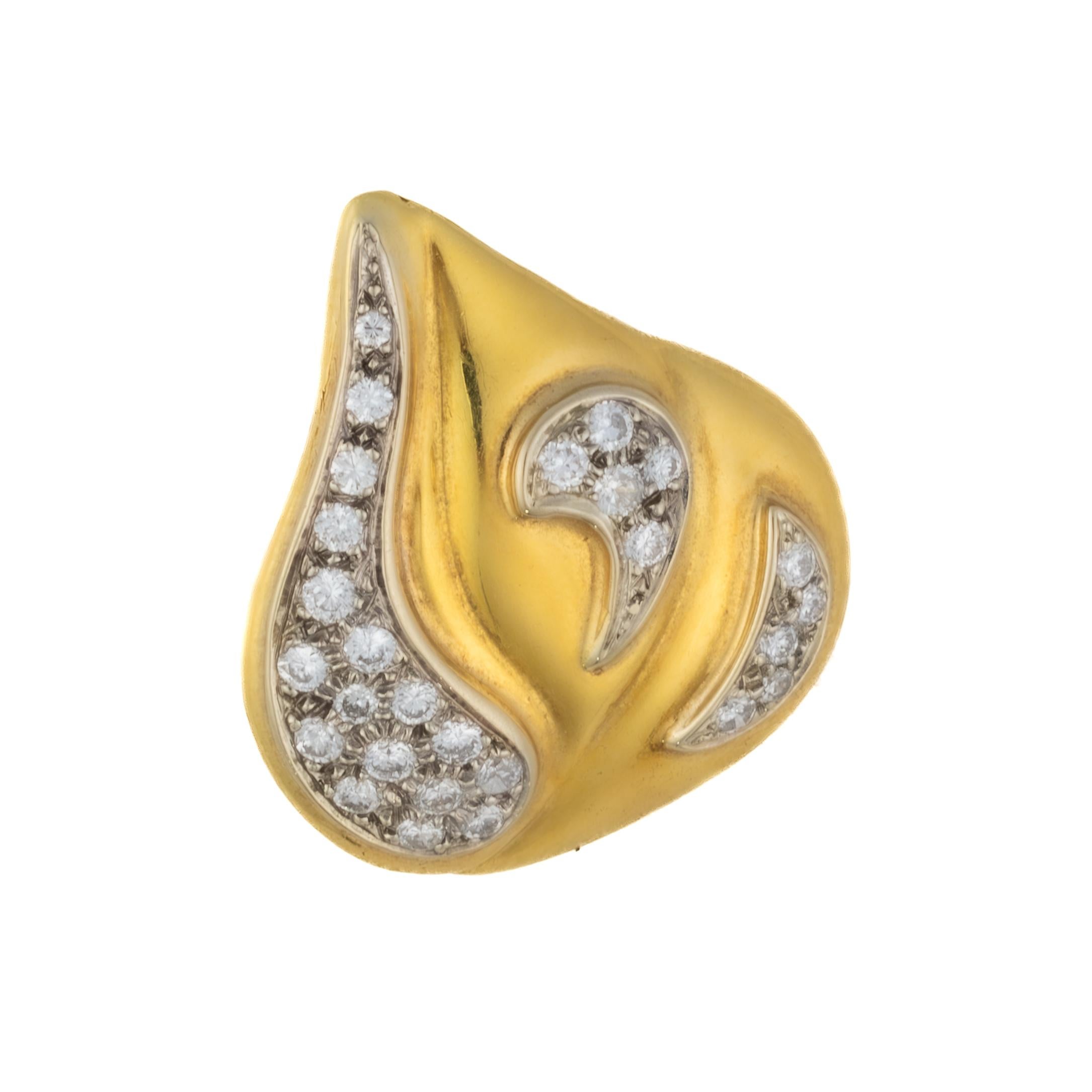 Orecchini con diamanti a forma di goccia

Questi lussuosi orecchini in oro 18 carati presentano un design elegante e scultoreo con curve fluide che abbracciano con grazia 54 scintillanti diamanti a taglio rotondo, per un totale di circa 1,40 carati.