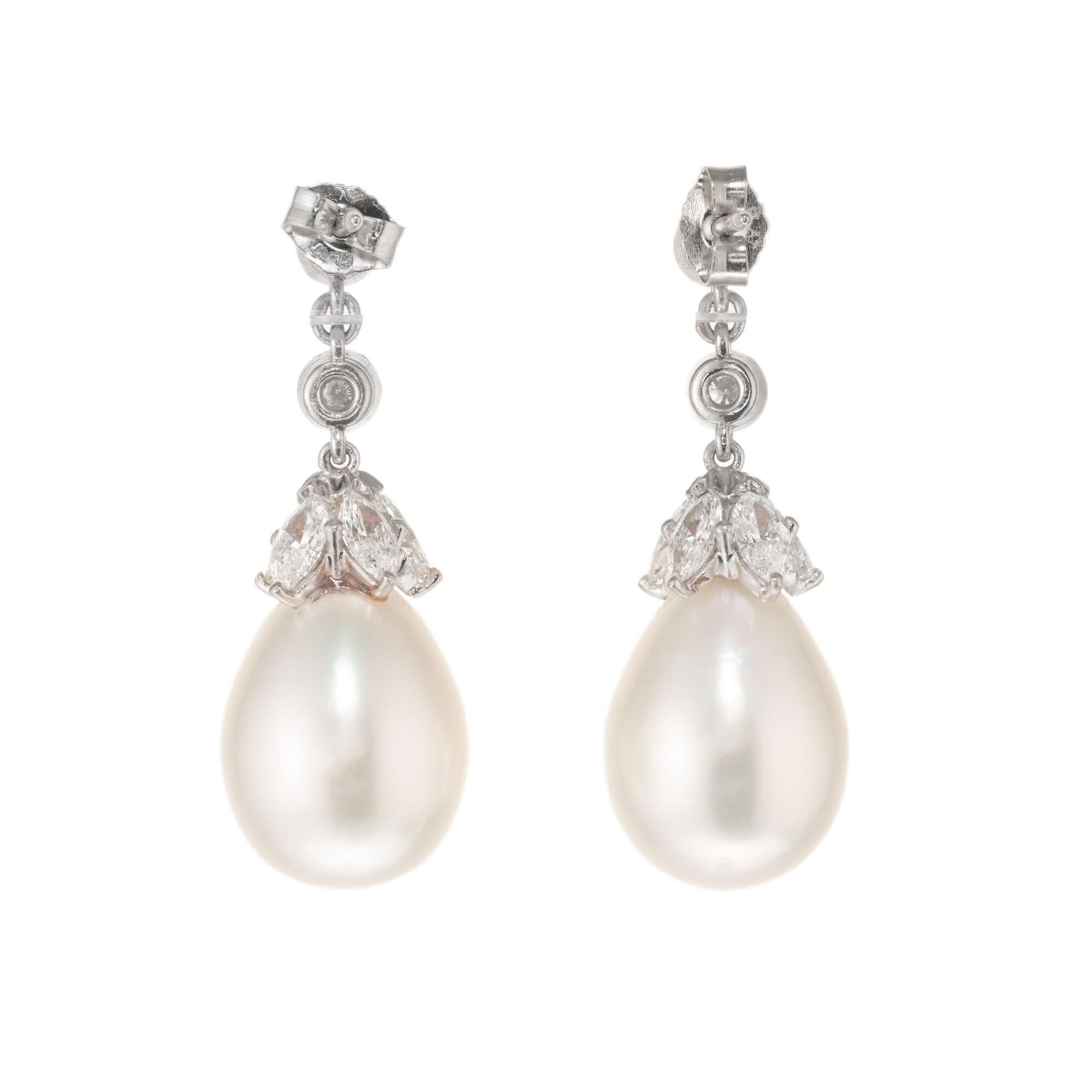 Taille poire Boucles d'oreilles pendantes en forme de larmes avec perles de culture des mers du Sud et diamants en platine en vente