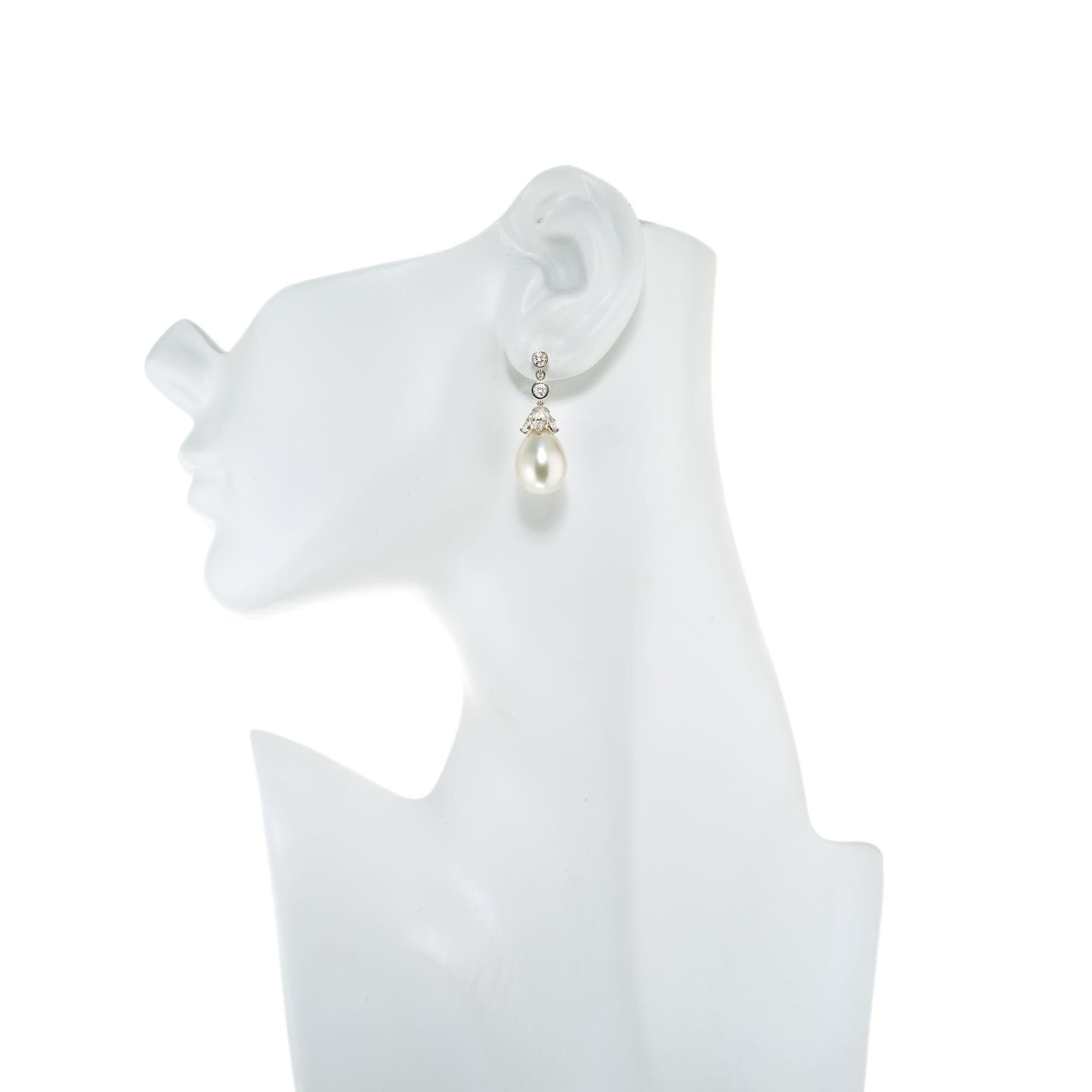 Boucles d'oreilles pendantes en forme de larmes avec perles de culture des mers du Sud et diamants en platine Pour femmes en vente
