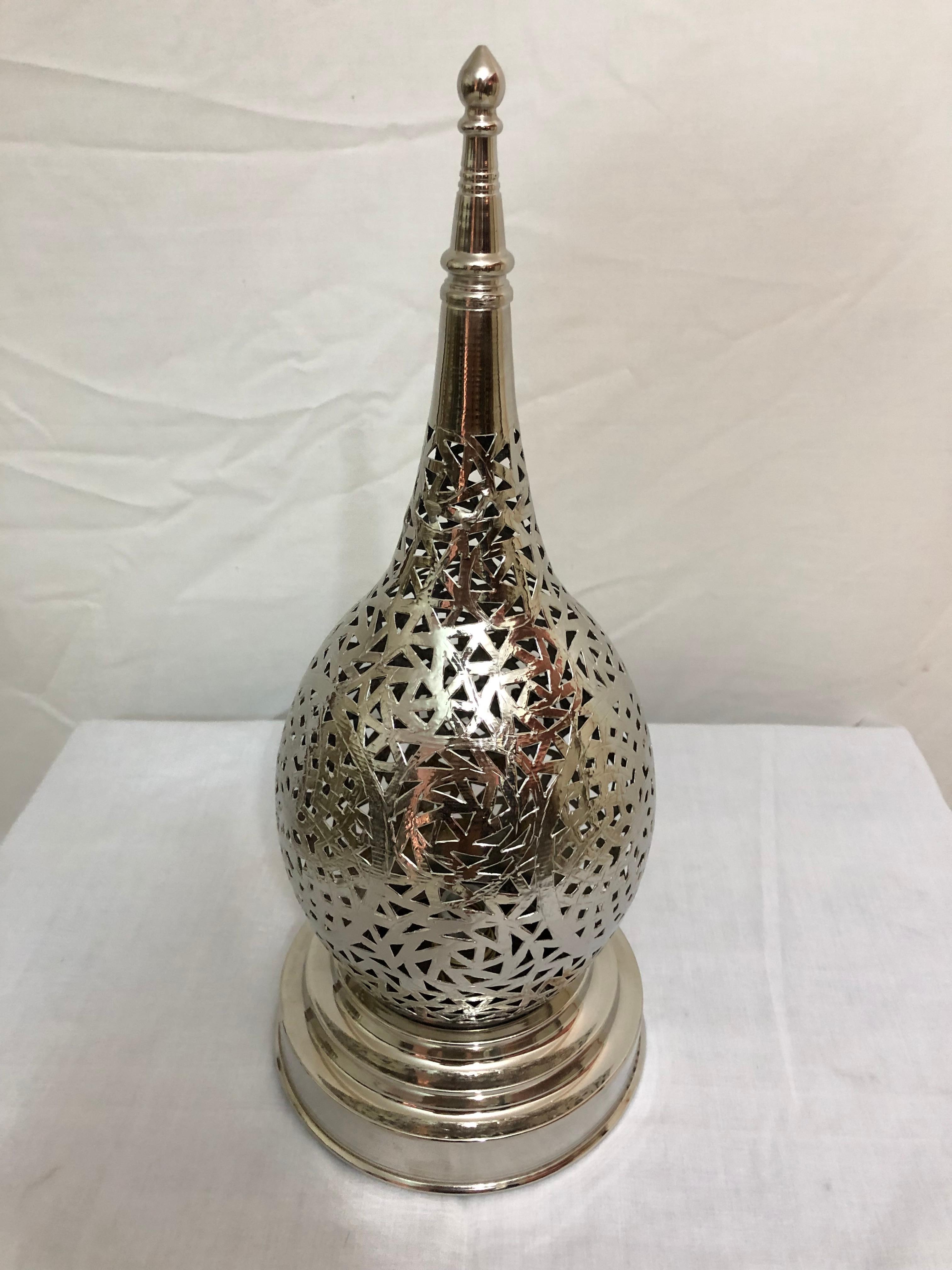The intricate filigree design work of this handcrafted brass tear-shaped lamp will elevate the ambiance of any room. Featuring a wonderfully unique design aesthetic, this table lamp emits a soft, filtered light.

Dimensions: 6