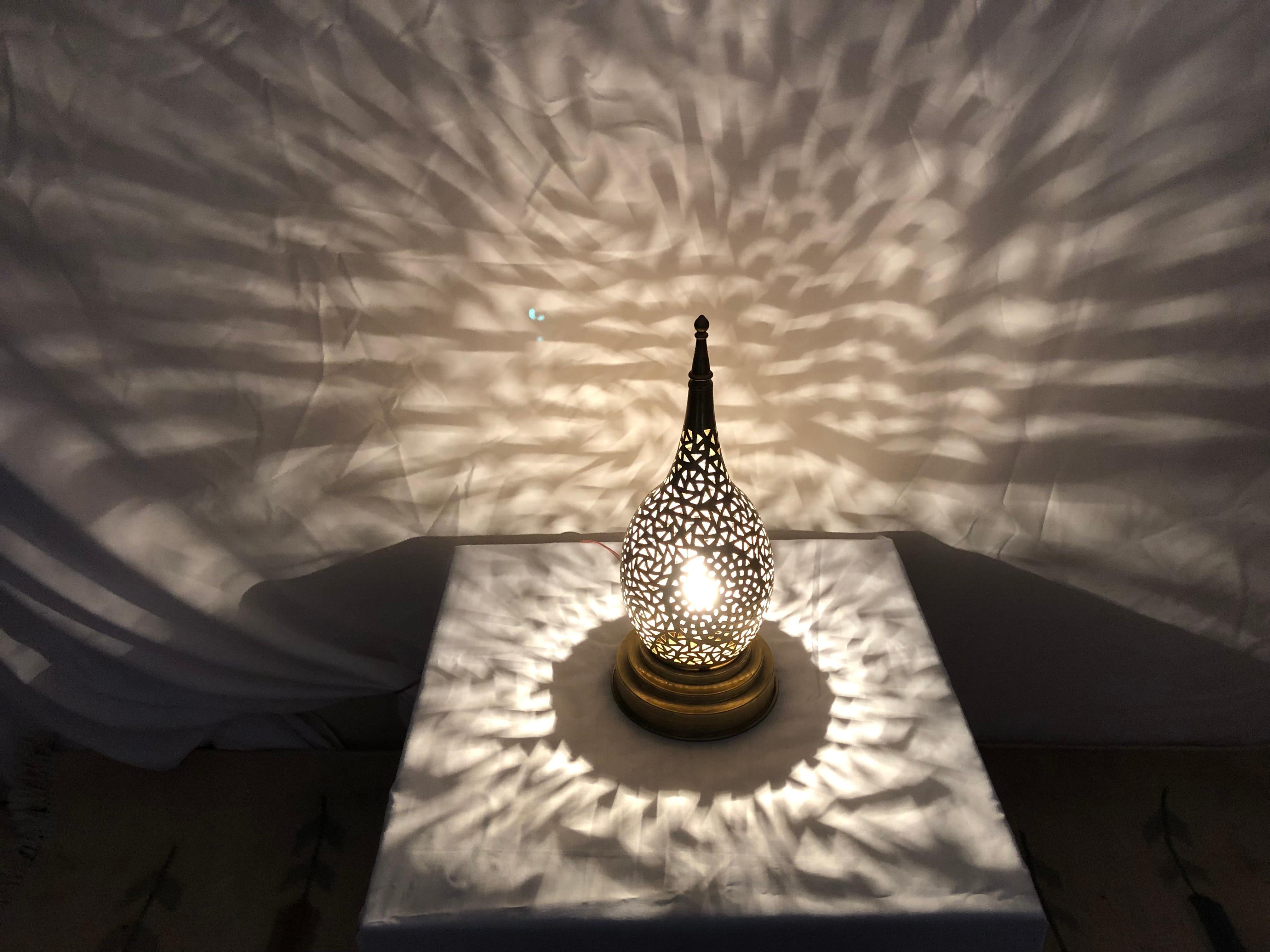 Laiton Paire de lampes de bureau marocaines en forme de larme en laiton doré en vente
