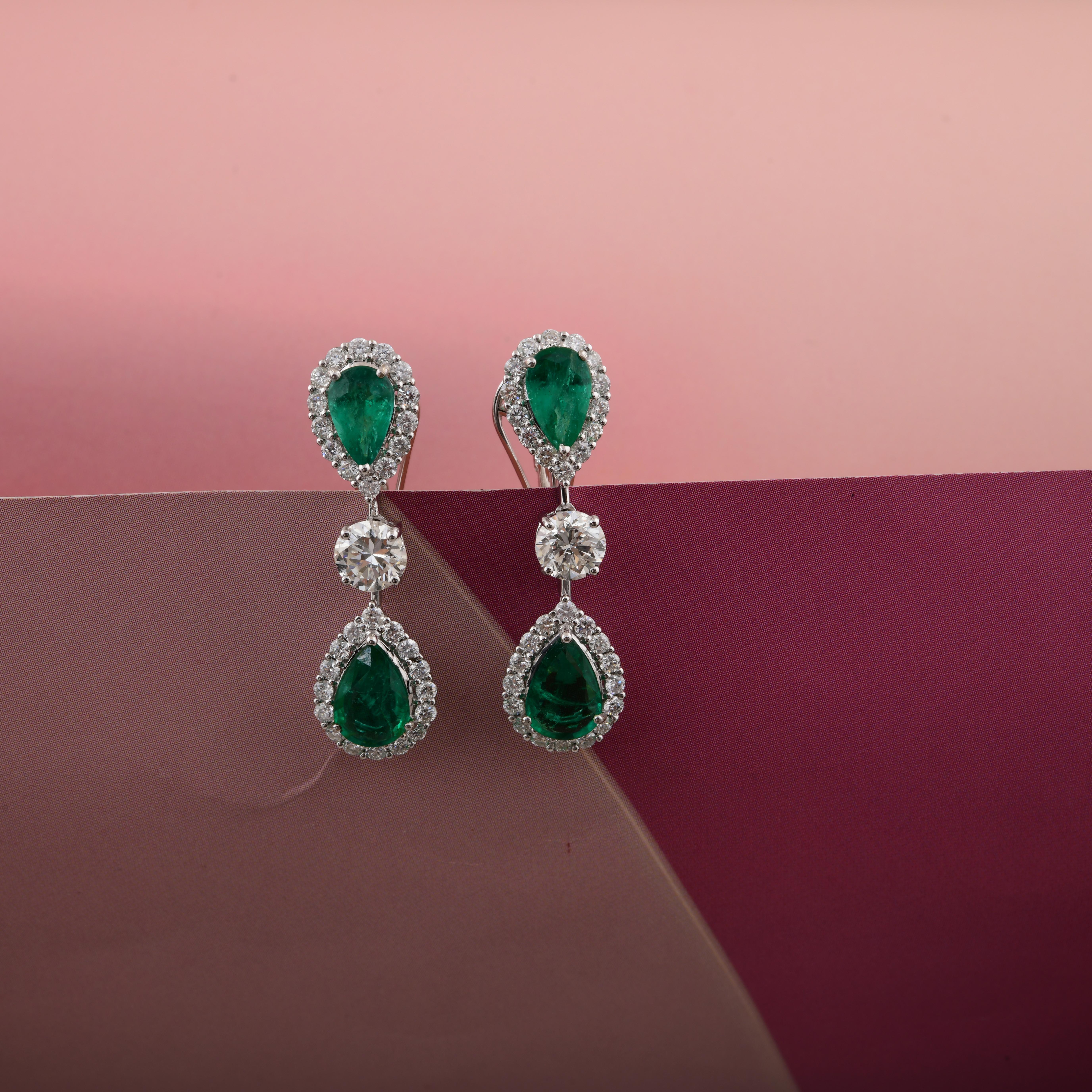 Art déco Boucles d'oreilles pendantes en or blanc 14K 6.66Tcw Zambian Emerald Halo Diamond Dangle Earrings en vente
