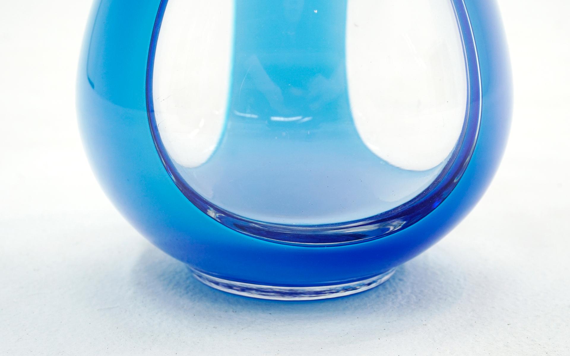 Teardrop Blue Art Glass Vase, Excellent Condition In Excellent Condition For Sale In Kansas City, MO