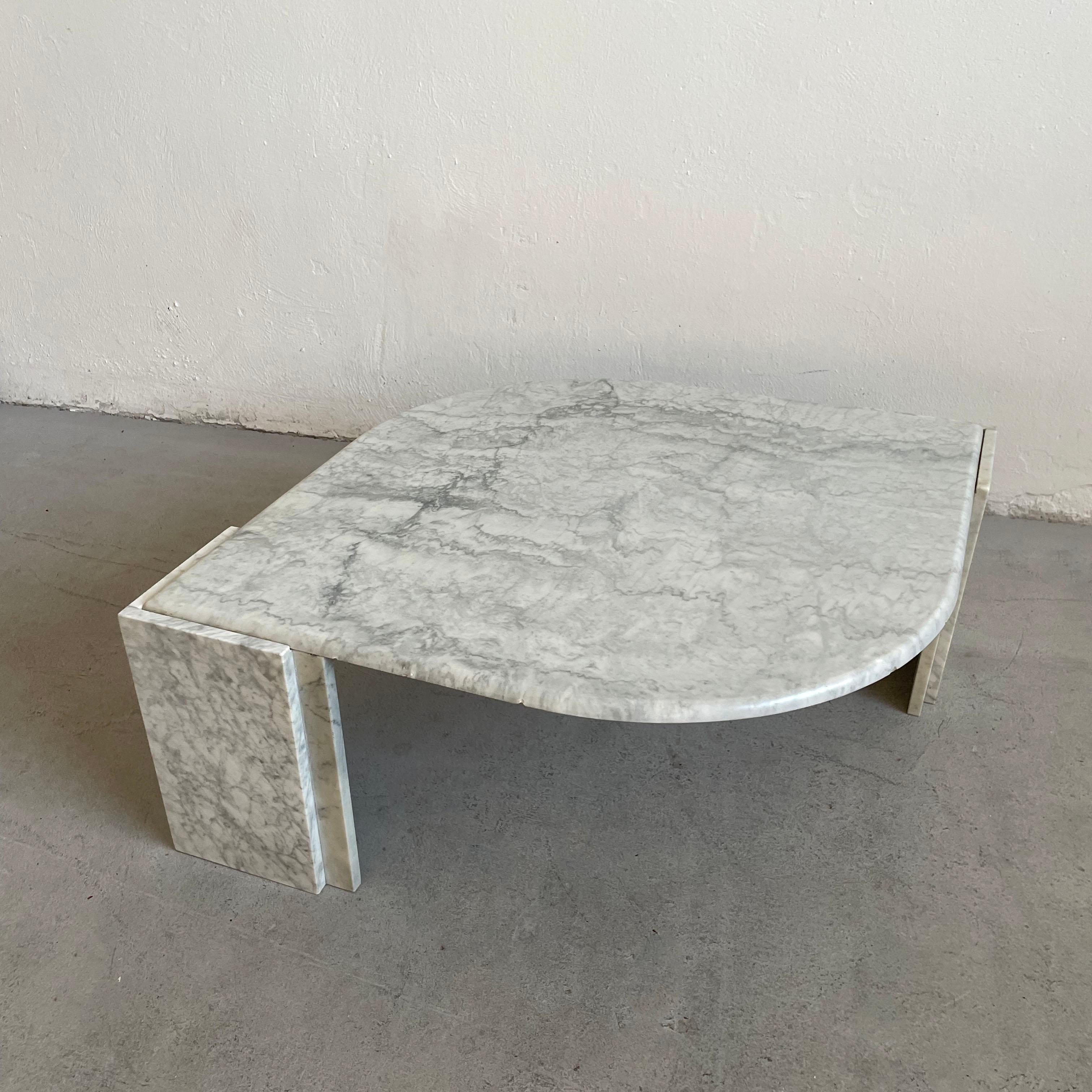 Beautiful  Cat's eye mid-century coffee table made of white marble with grey veins 
The elegant, sophisticated design is very similar to the coffee tables made by Roche Bobois, but the attribution is not fully confirmed.
The piece is in very good