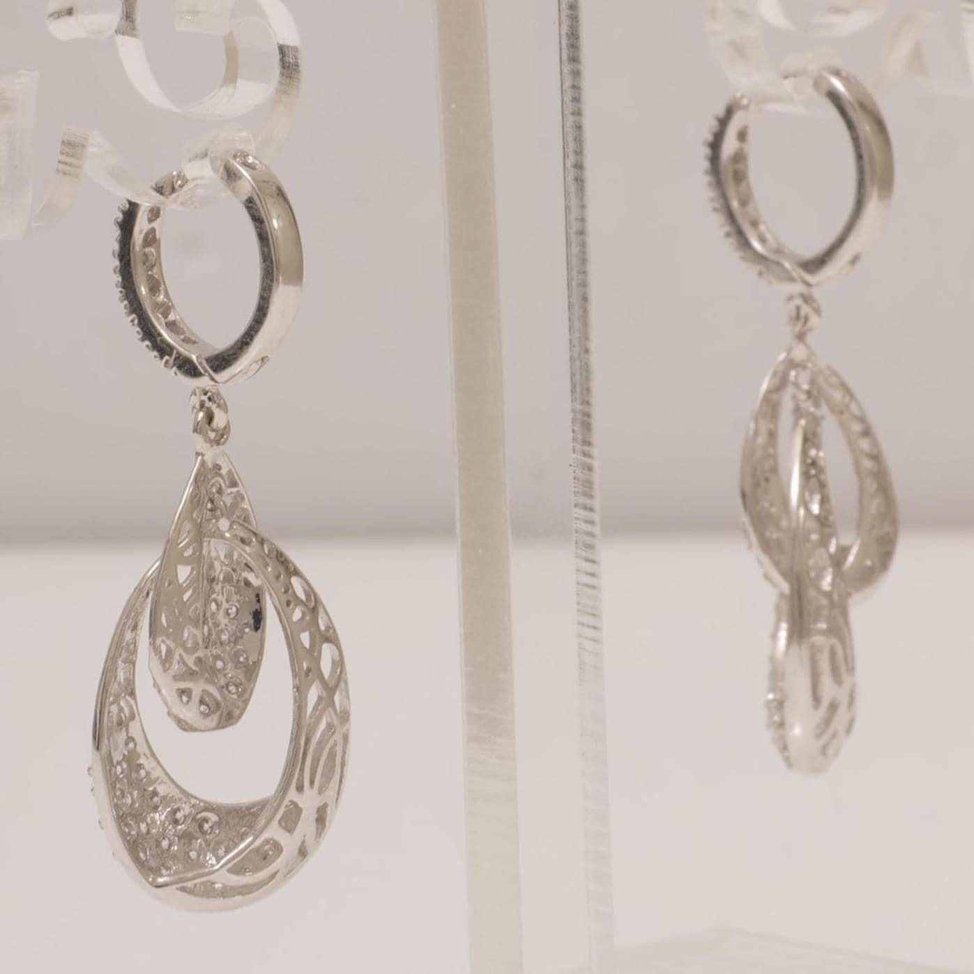 Pendientes colgantes de oro macizo de 14k con diamantes en forma de lágrima (certificados) Corte redondo en venta