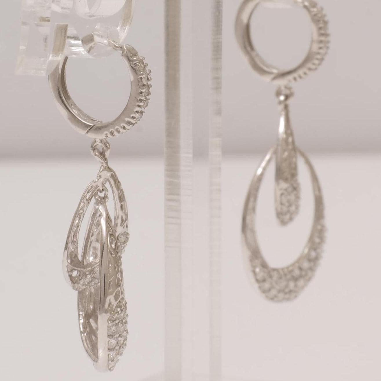 Pendientes colgantes de oro macizo de 14k con diamantes en forma de lágrima (certificados) en Nuevo estado para la venta en New Delhi, DL