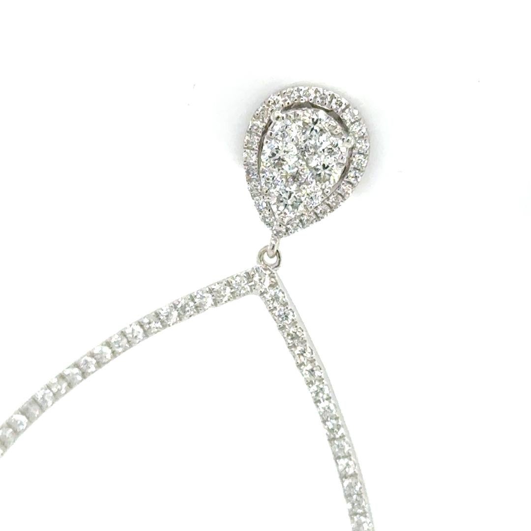 Delicatamente scolpiti in oro bianco 18kt, questi orecchini a goccia brillano con 2,16 carati di diamanti brillanti. Con una silhouette aggraziata e un peso totale di 6,60 grammi, incarnano un'eleganza raffinata, perfetta per i momenti che