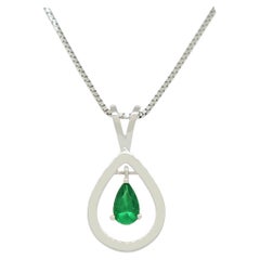 Collier pendentif émeraude en forme de larme avec une petite émeraude en forme de poire en or blanc