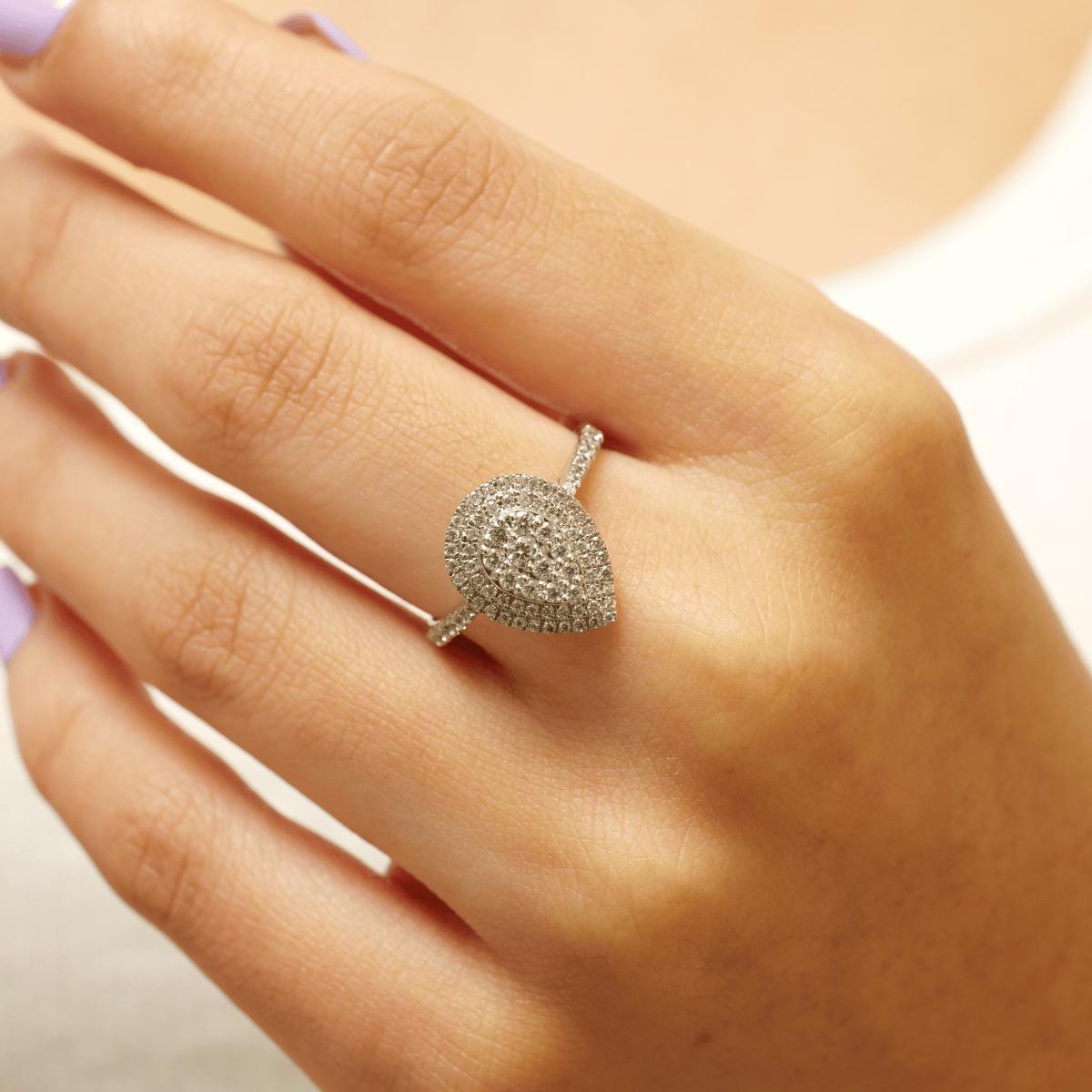 Teardrop Halo Naturdiamant Halo Ring in 14K massivem Gold (zertifiziert) (Rundschliff) im Angebot