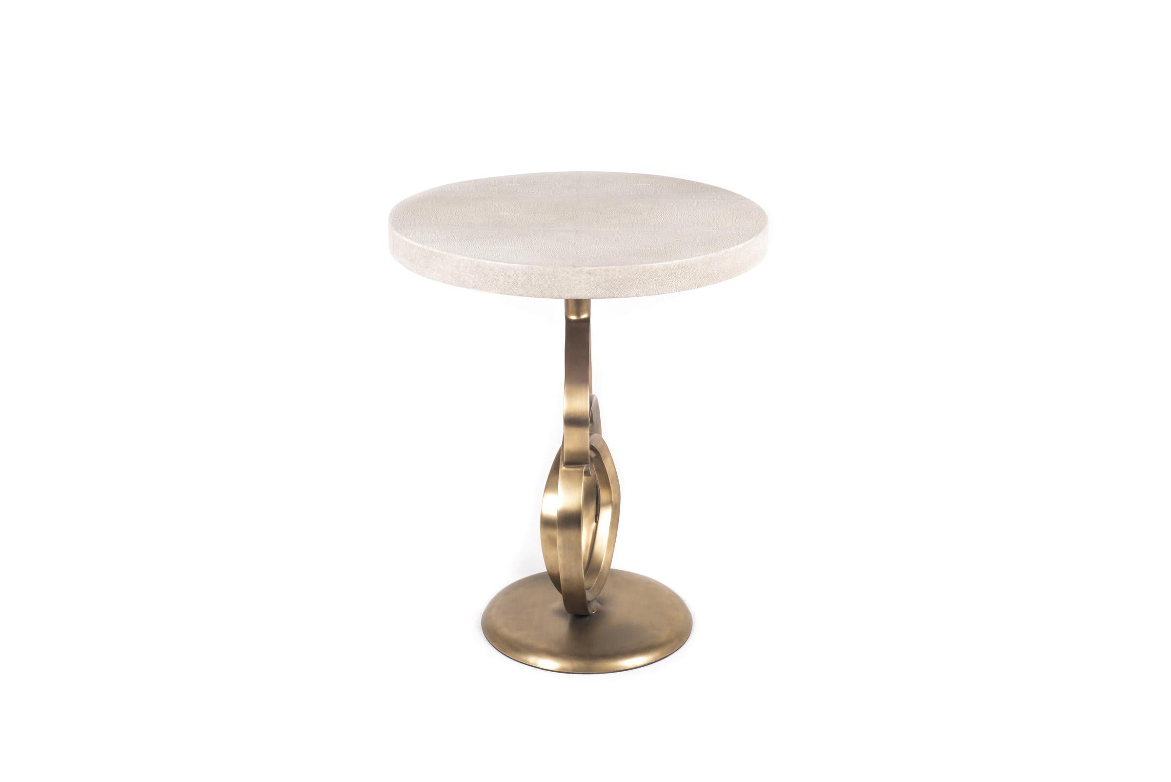 Art déco Table d'appoint Teardrop I en galuchat crème et laiton patiné bronze par Kifu Paris en vente