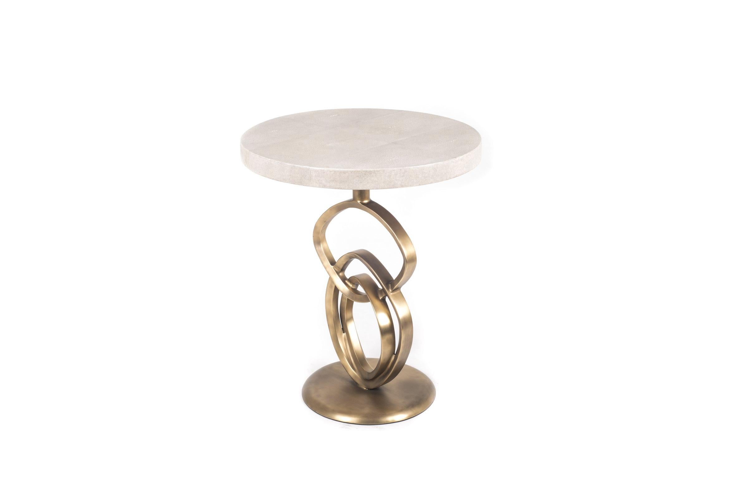 Français Table d'appoint Teardrop I en galuchat crème et laiton patiné bronze par Kifu Paris en vente