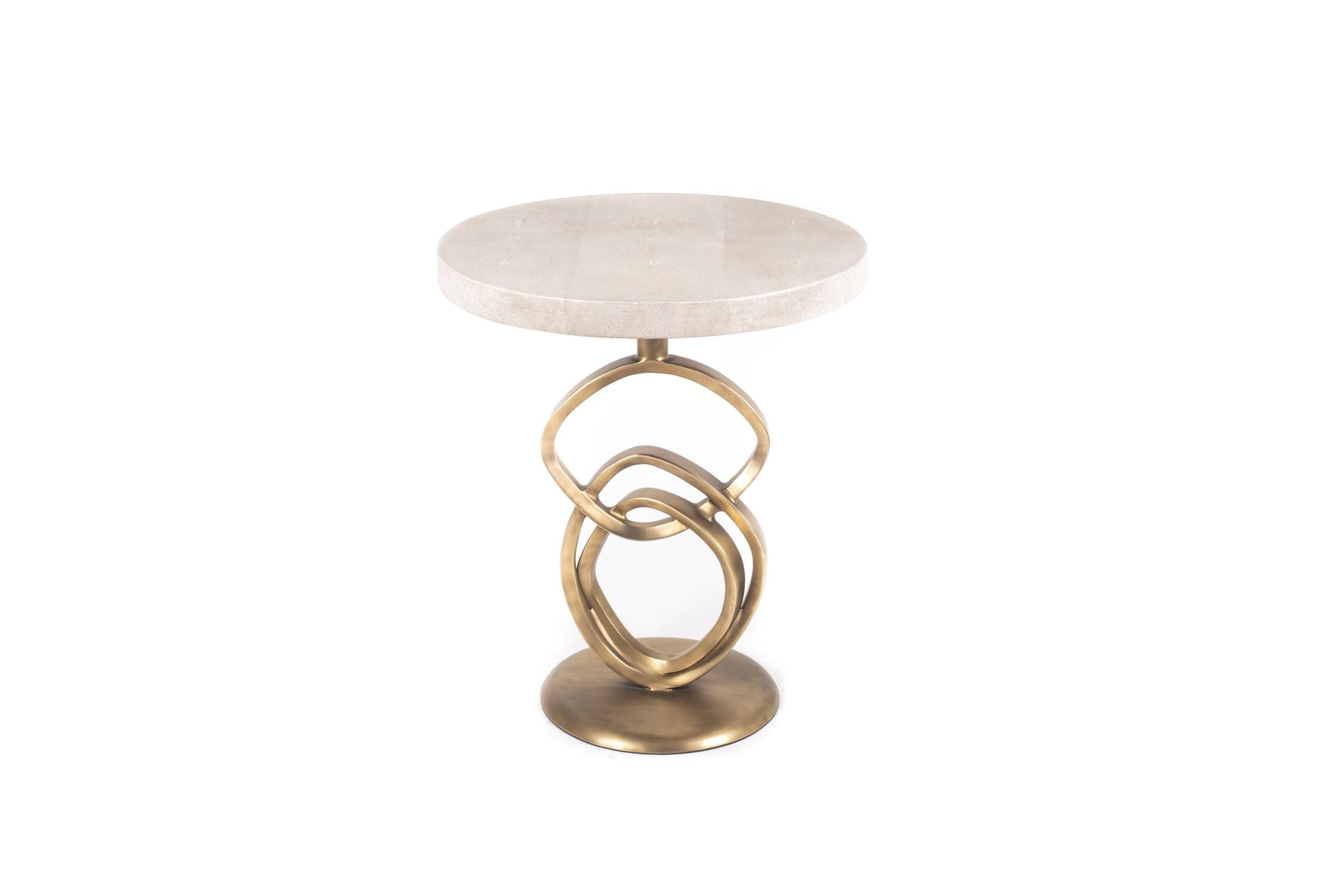 Fait main Table d'appoint Teardrop I en galuchat crème et laiton patiné bronze par Kifu Paris en vente