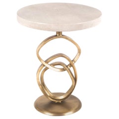 Table d'appoint Teardrop I en galuchat crème et laiton patiné bronze par Kifu Paris