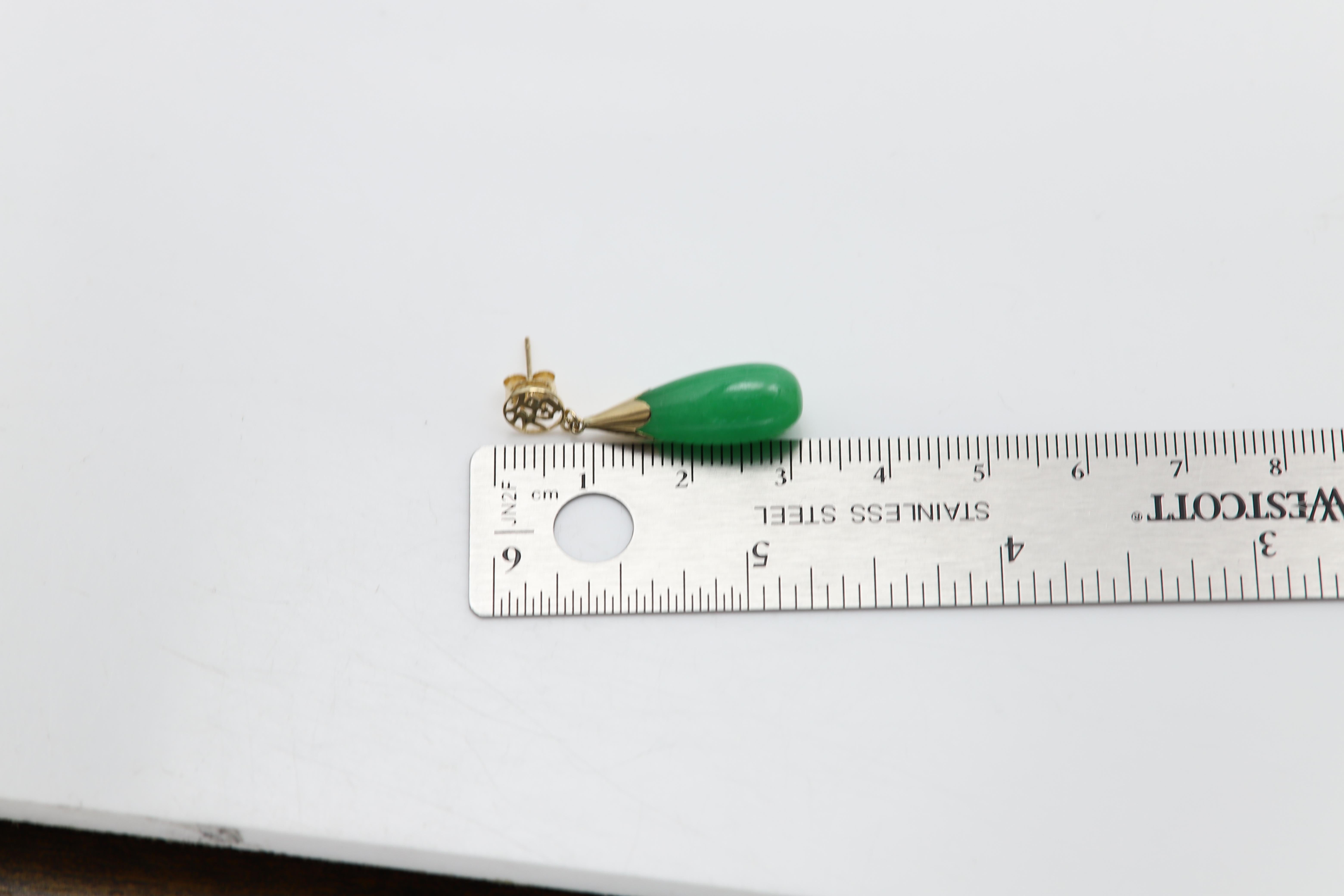 Teardrop Jade Earring 14 Karat Yellow Gold Green dangle Jade Earrings In New Condition For Sale In Brooklyn, NY