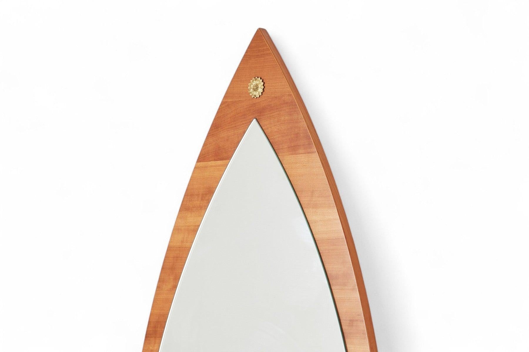 Mid-Century moderno Specchio da parete a goccia del Medioevo in teak in vendita