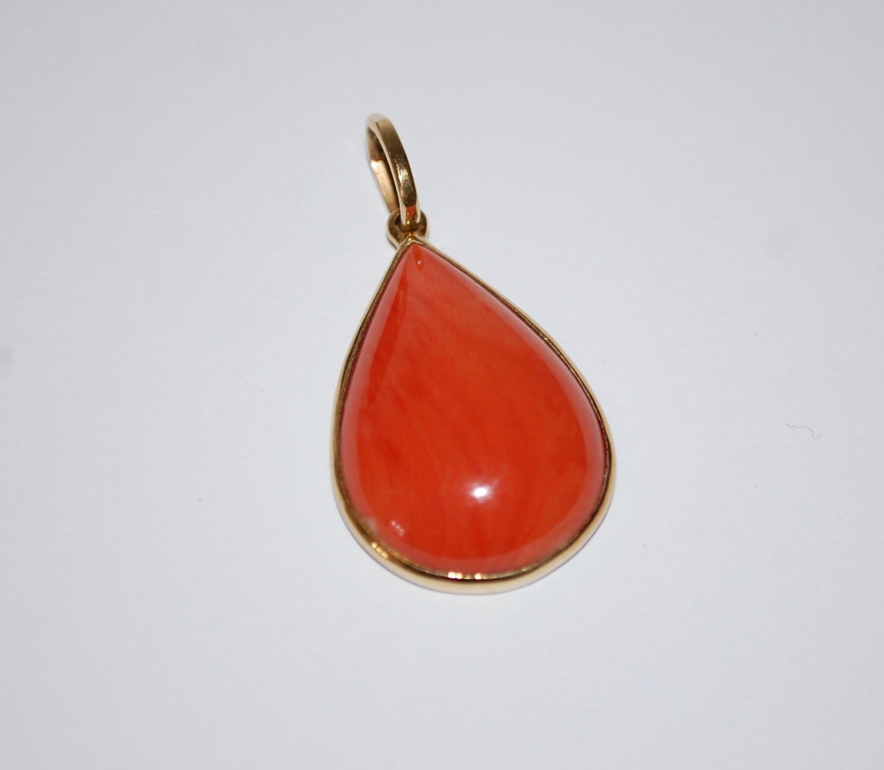 Large Italian 14k Gold Teardrop Coral Pendant 
 Italian large very good quality teardrop shape natural salmon coral set in 14K yellow gold. It measures 1.5 inch by 0.75 inch wide and about 6.9grams.