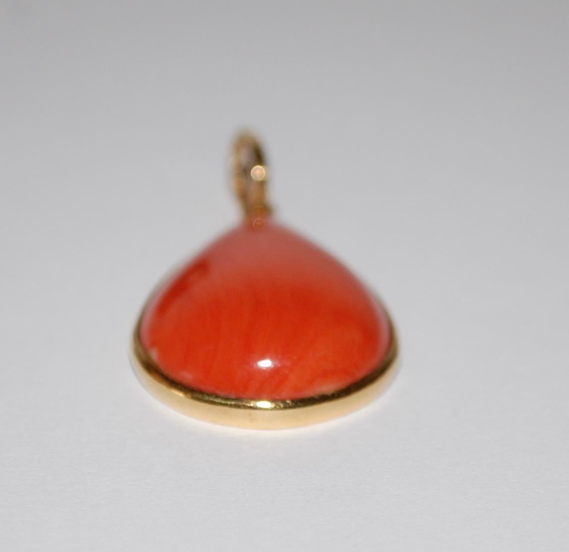 Large Italian 14k Gold Teardrop Natural Coral Pendant  In Excellent Condition In Lake Worth, FL
