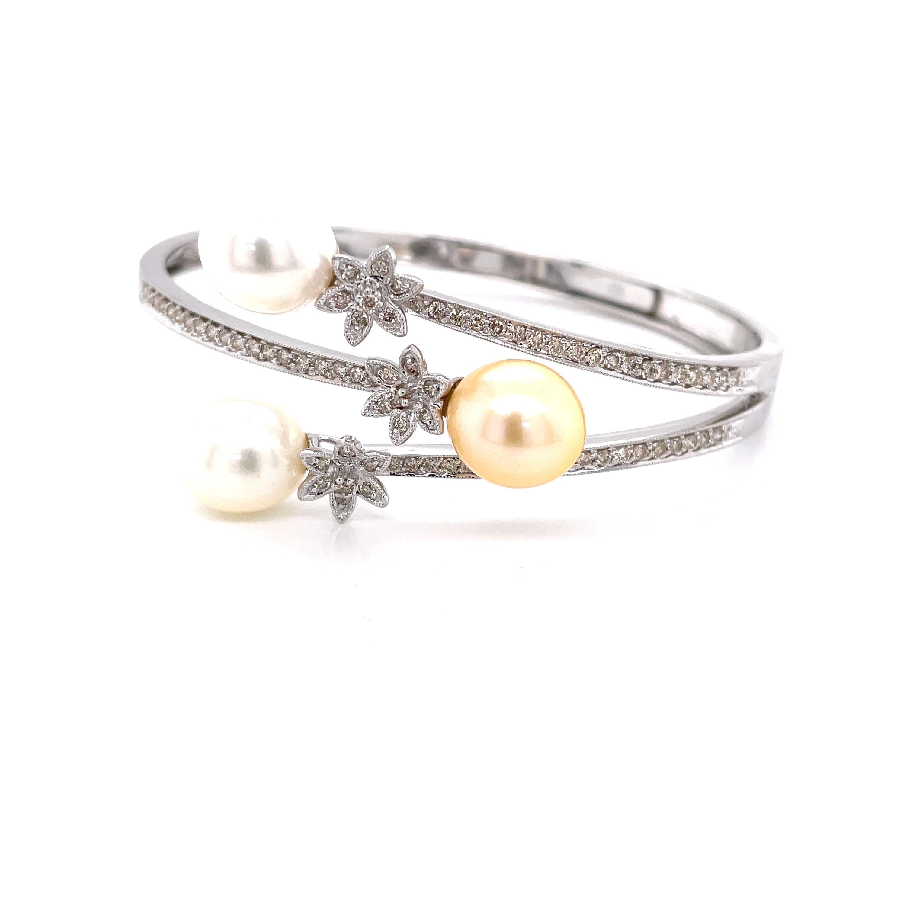 Taille ronde Bracelet en or blanc 18 carats avec perle en forme de goutte et diamant en vente