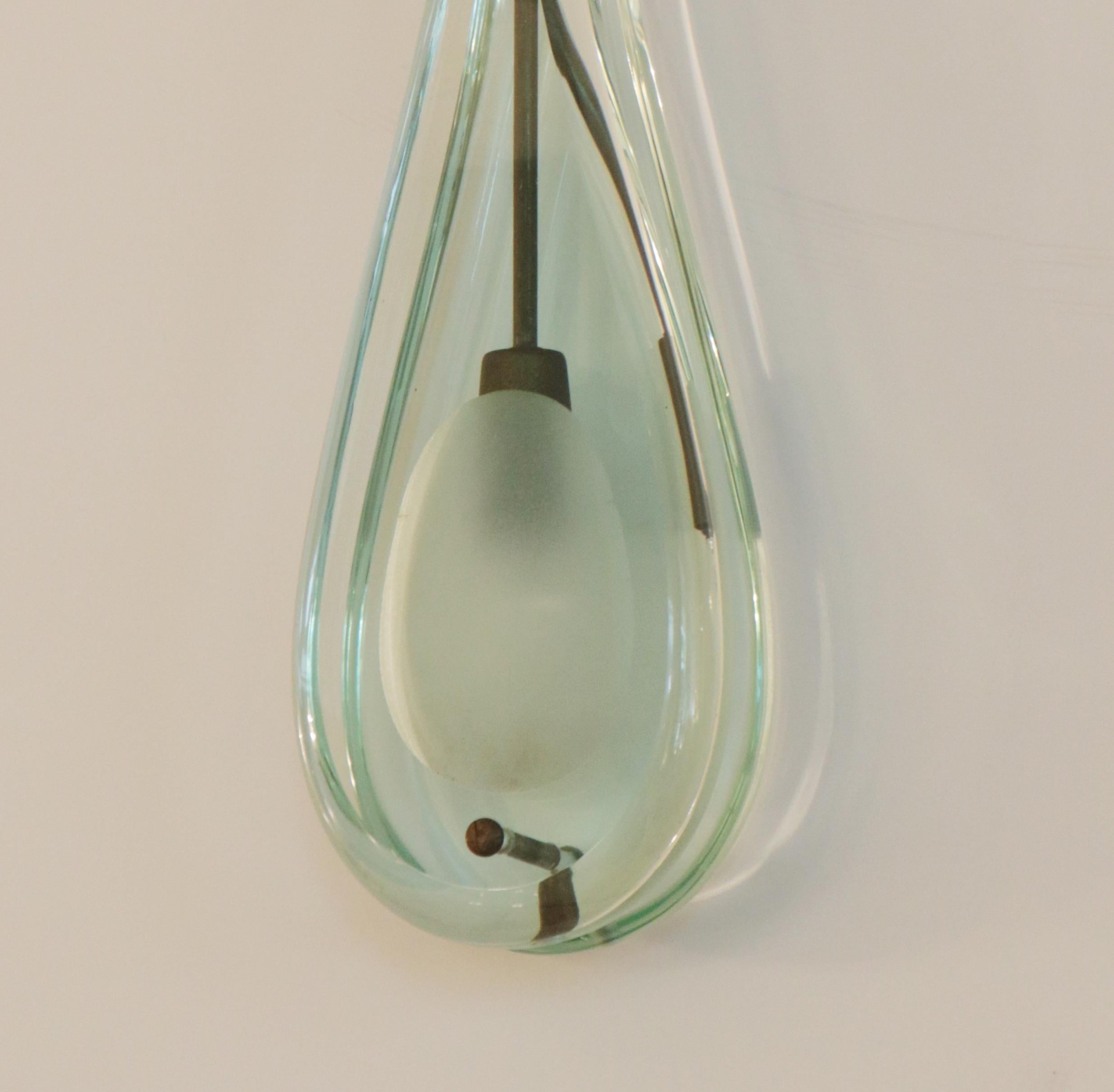 Teardrop-Anhänger Modell # 2259 von Max Ingrand 
und von Fontana Arte hergestellt.
Klares und mattiertes Glas mit patinierten Messingbeschlägen.