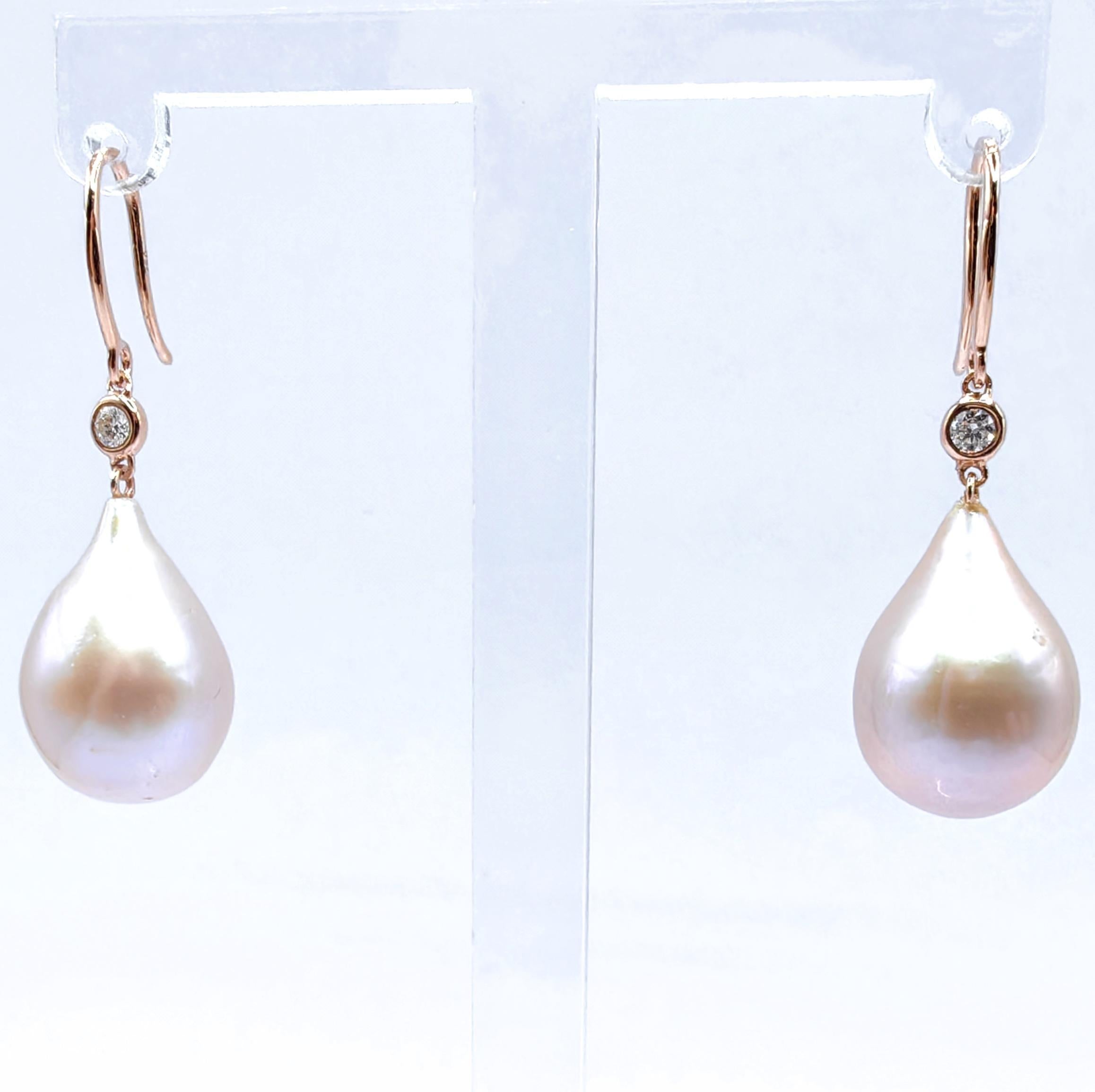 Eleganza senza tempo con questi affascinanti orecchini a goccia di perle barocche, dove la raffinatezza incontra il design contemporaneo. Realizzati con due squisite perle barocche d'acqua dolce coltivate per un totale di 23,88 carati, questi