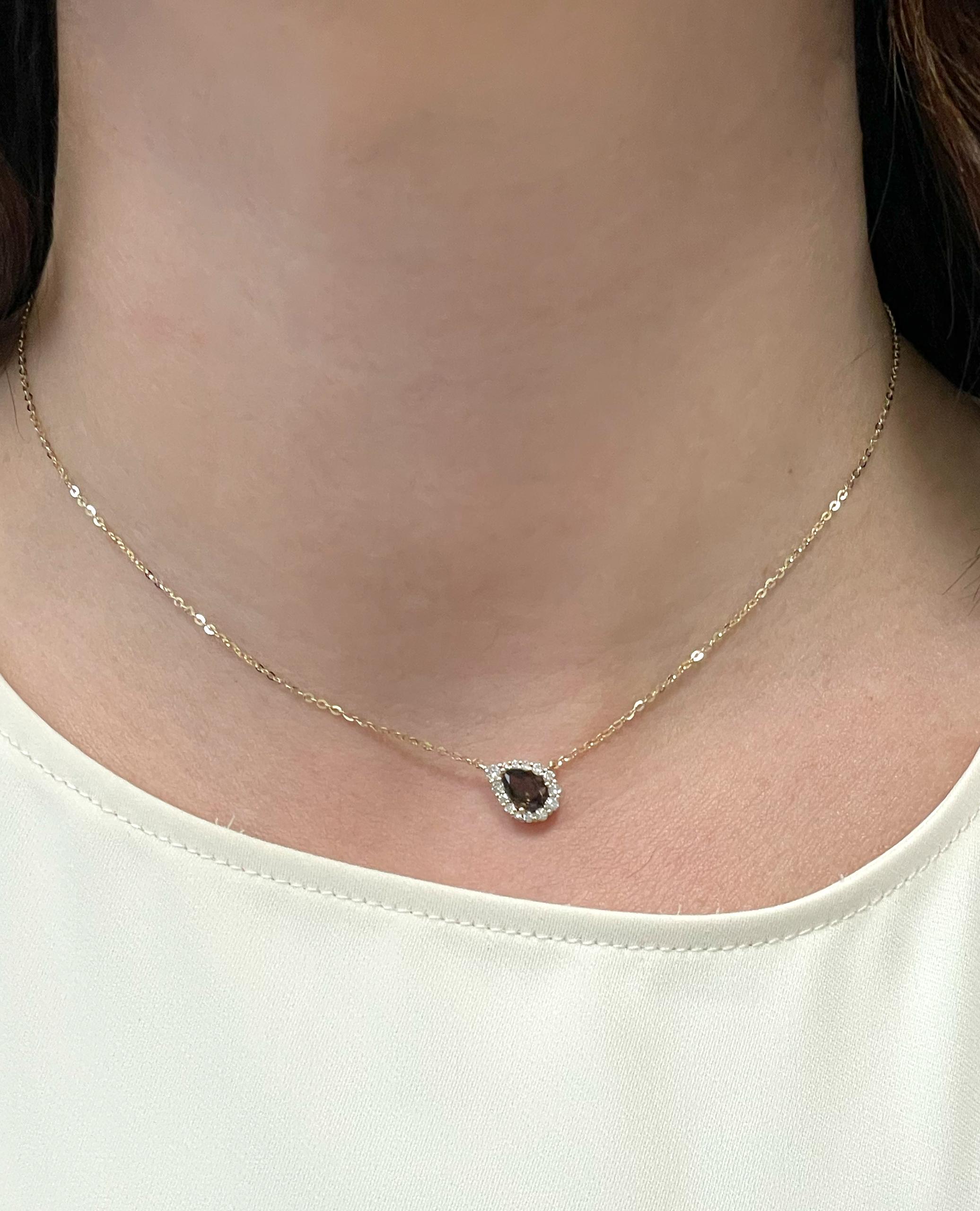 14K Gelbgold Tränenstein-Halskette mit 14 runden Diamanten mit einem Gesamtgewicht von 0,25 Karat und einem tropfenförmigen Smokey Topas mit einem Gewicht von 0,65 Karat in der Mitte.  

- Halskette ist 18 Zentimeter lang und kann mit ziehen