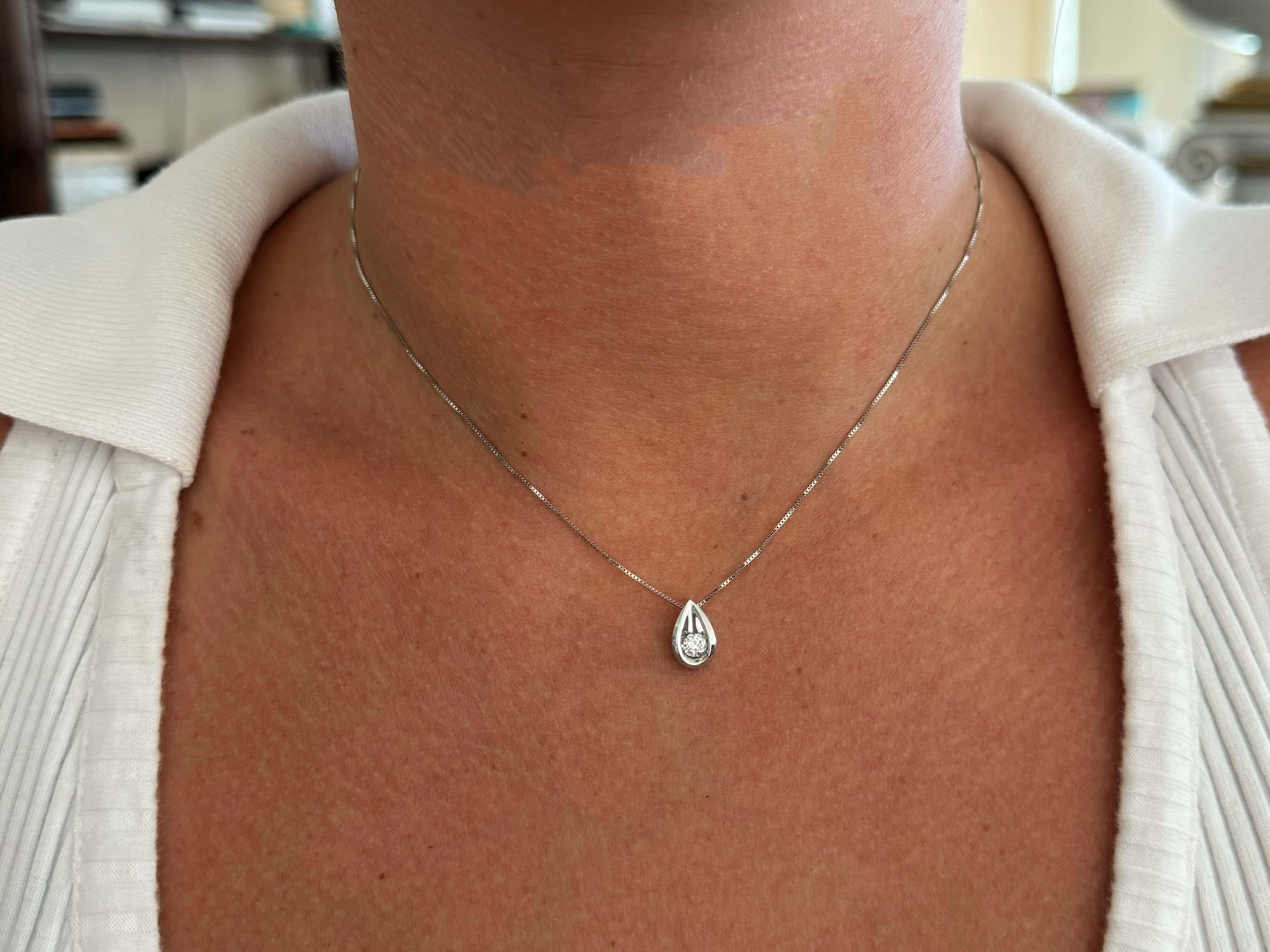 Specifiche dell'articolo:

Metallo della collana: Oro bianco 14k

Peso totale: 2.5 grammi

Lunghezza della catena: 18